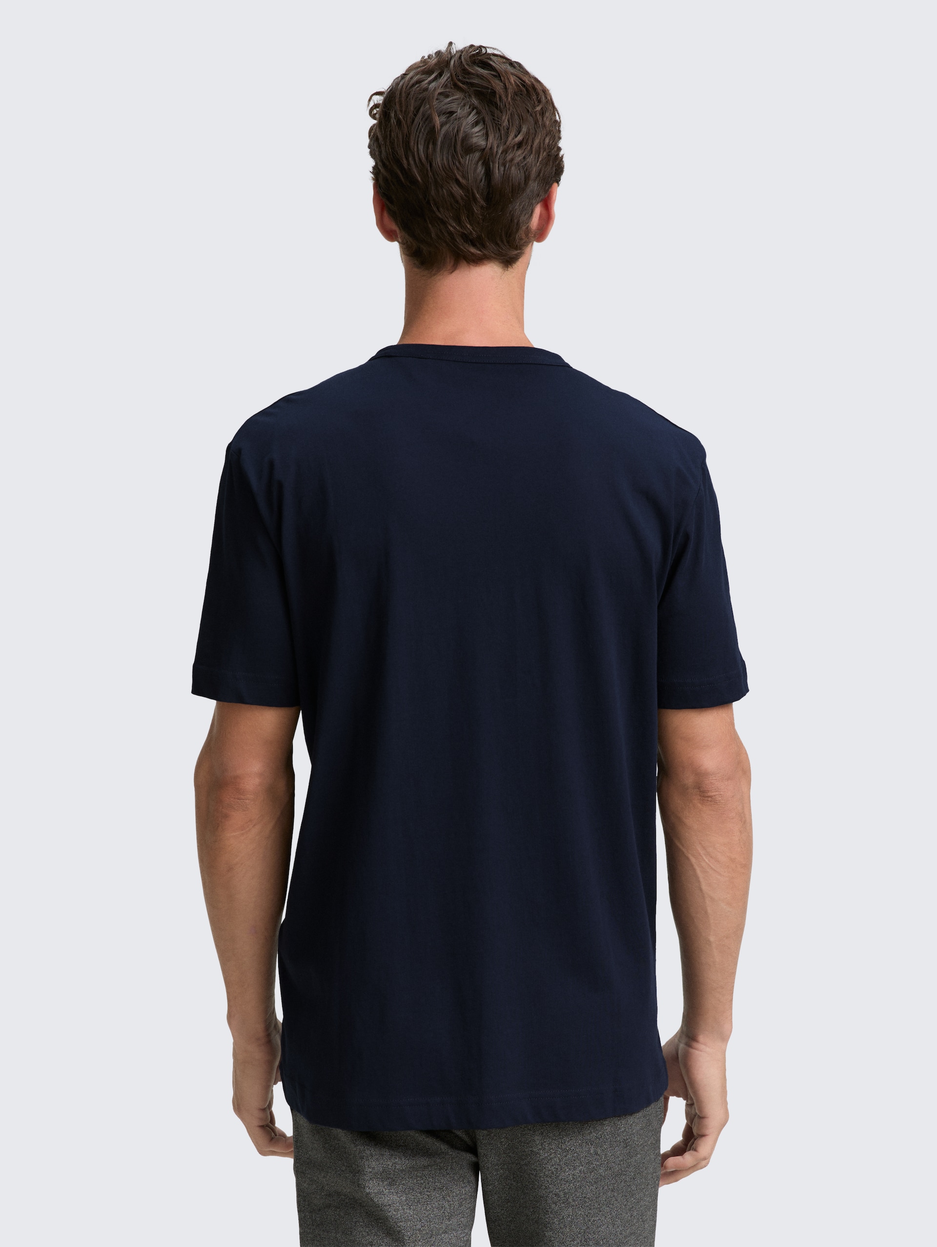 T-Shirt mit Print - sky captain blue - Auschnitt Model-Rückansicht