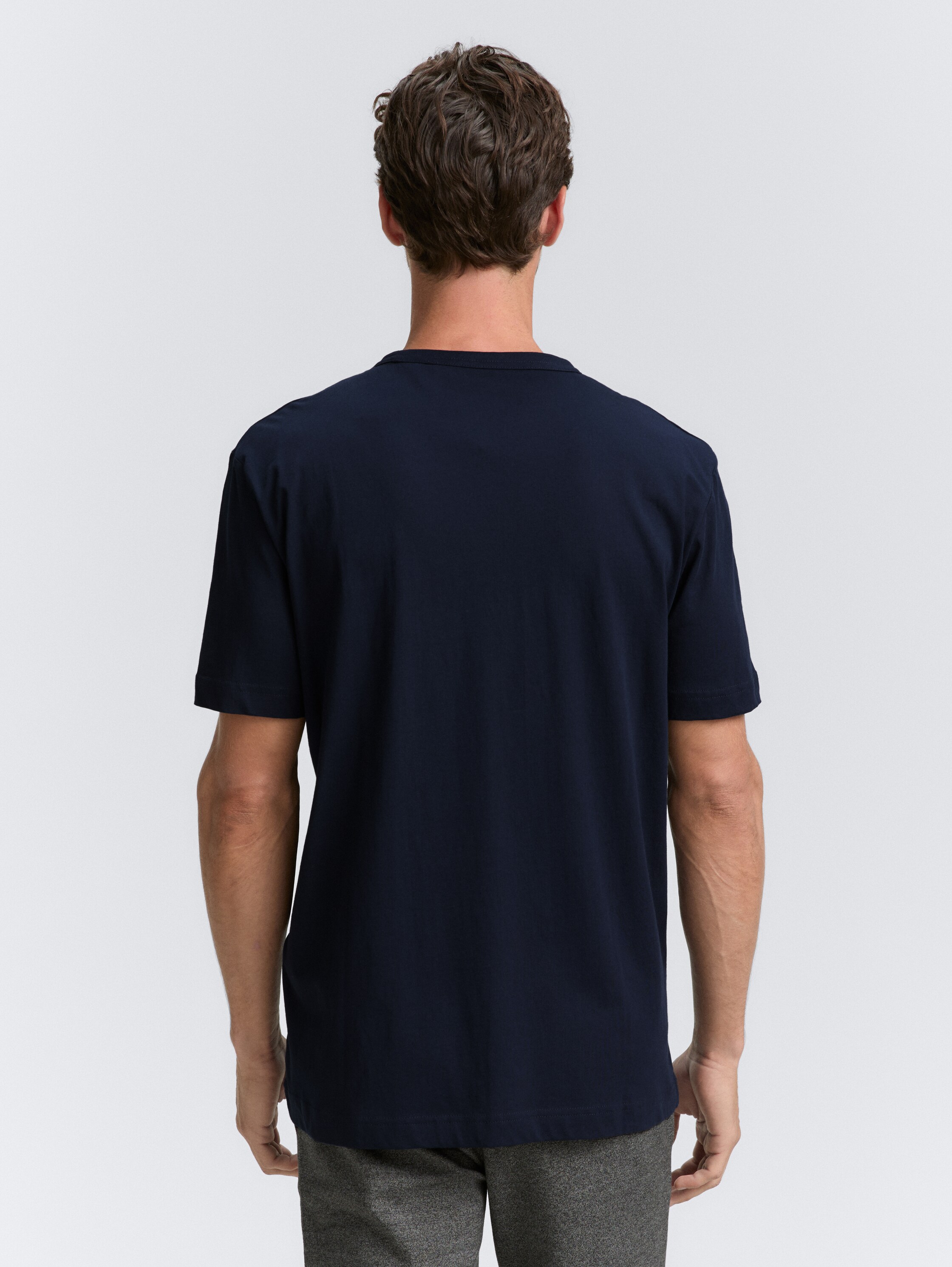 T-Shirt mit Print - sky captain blue - Auschnitt Model-Rückansicht