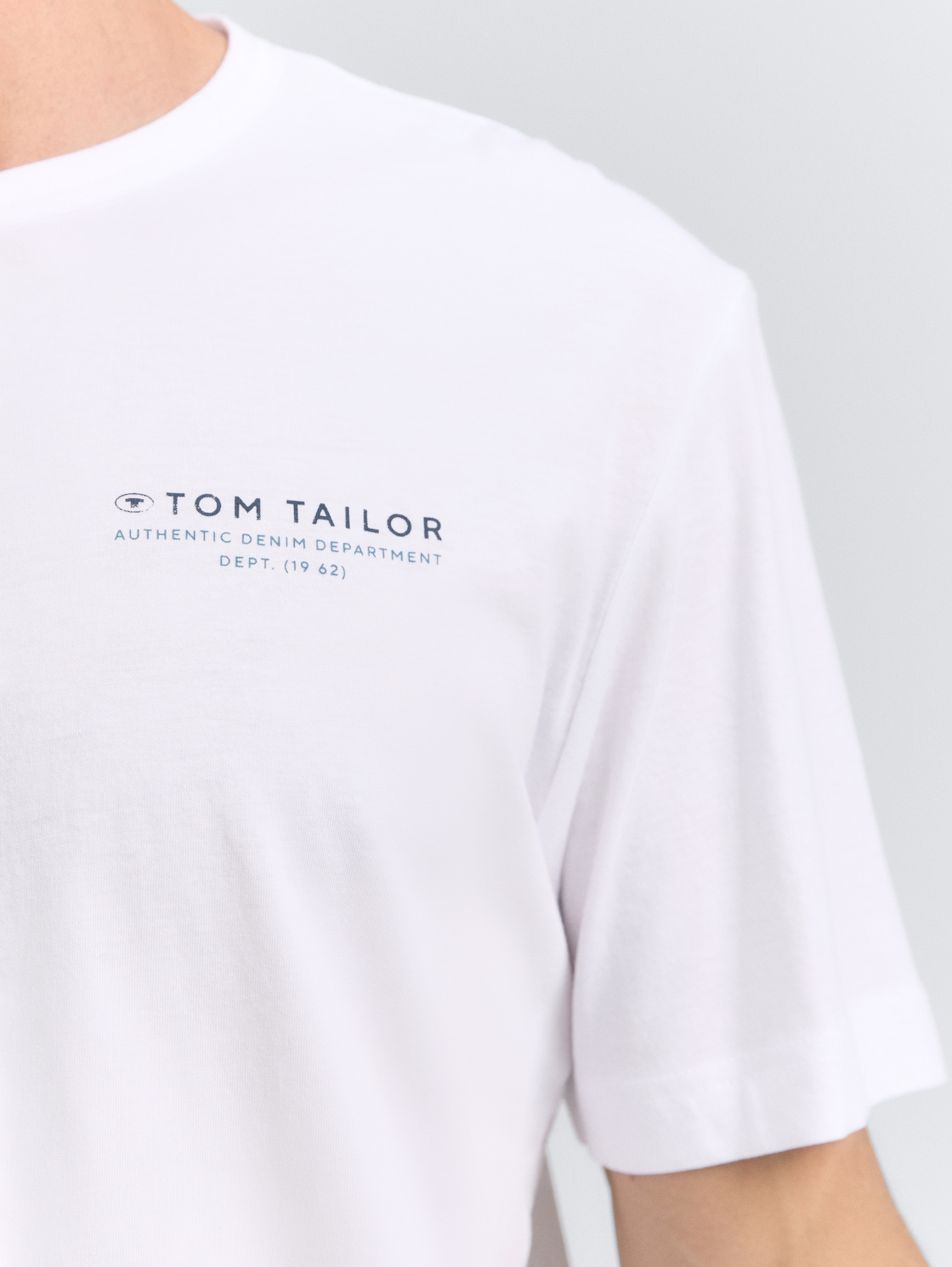 T-Shirt mit Print - White - Detail-Model-Ansicht