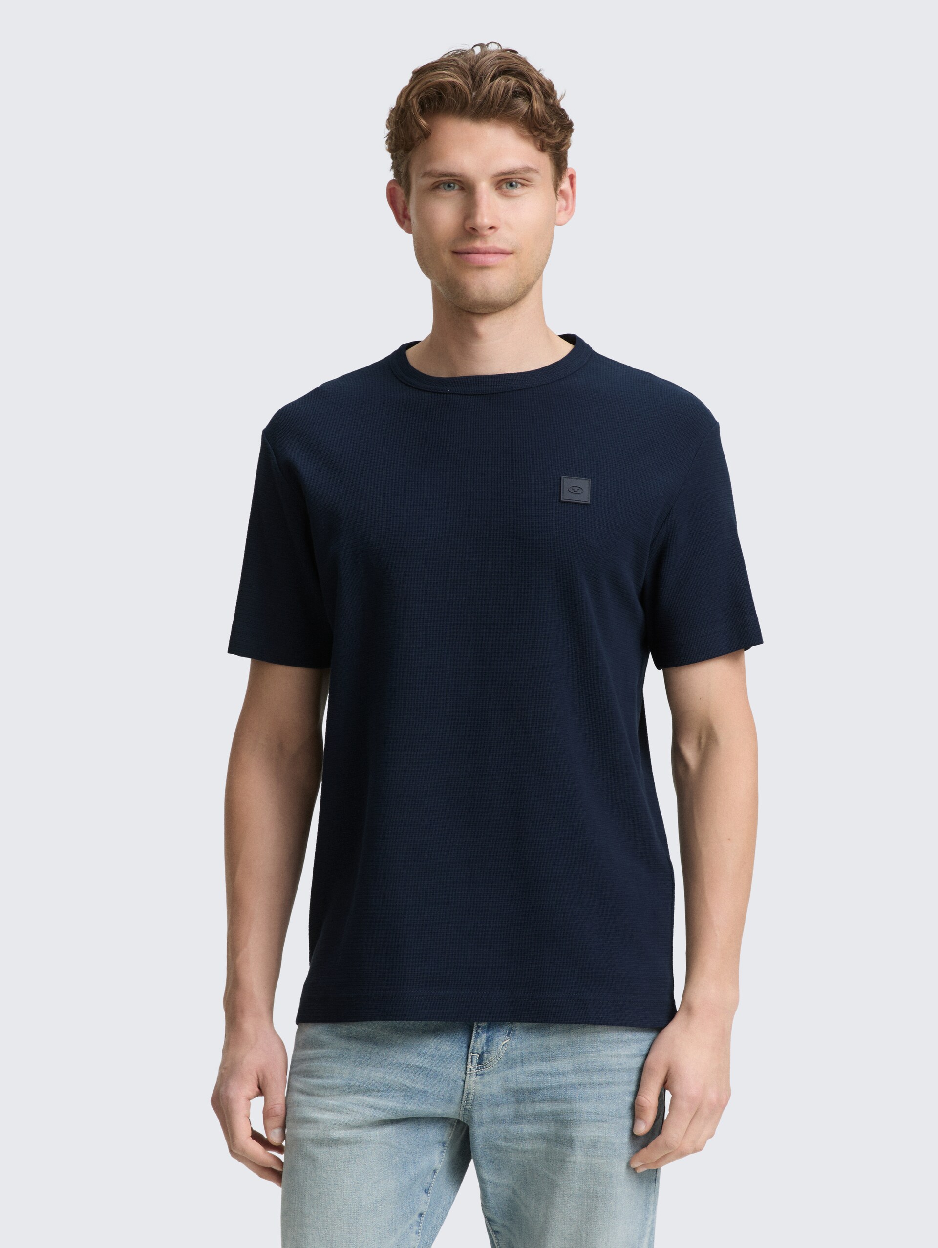 T-Shirt mit Logo-Badge - sky captain blue - Ausschnitt Model-Vorderansicht