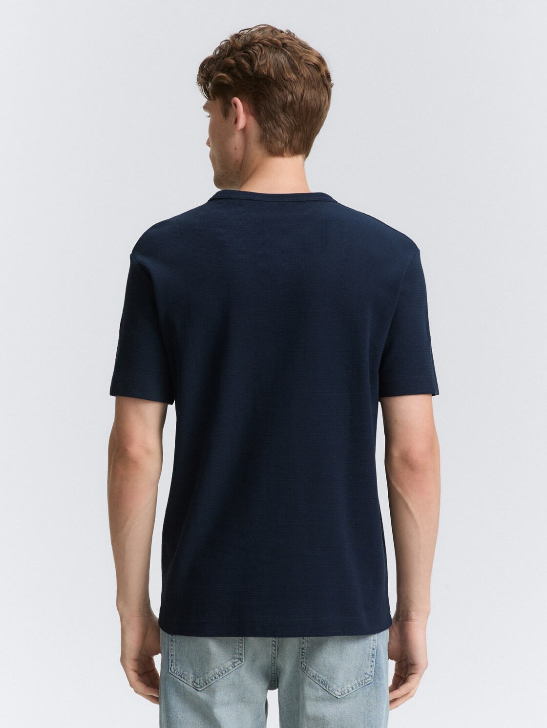 T-Shirt mit Logo-Badge - sky captain blue - Auschnitt Model-Rückansicht