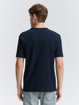 T-shirt met logobadge - sky captain blue - Neklijn model-achteraanzicht