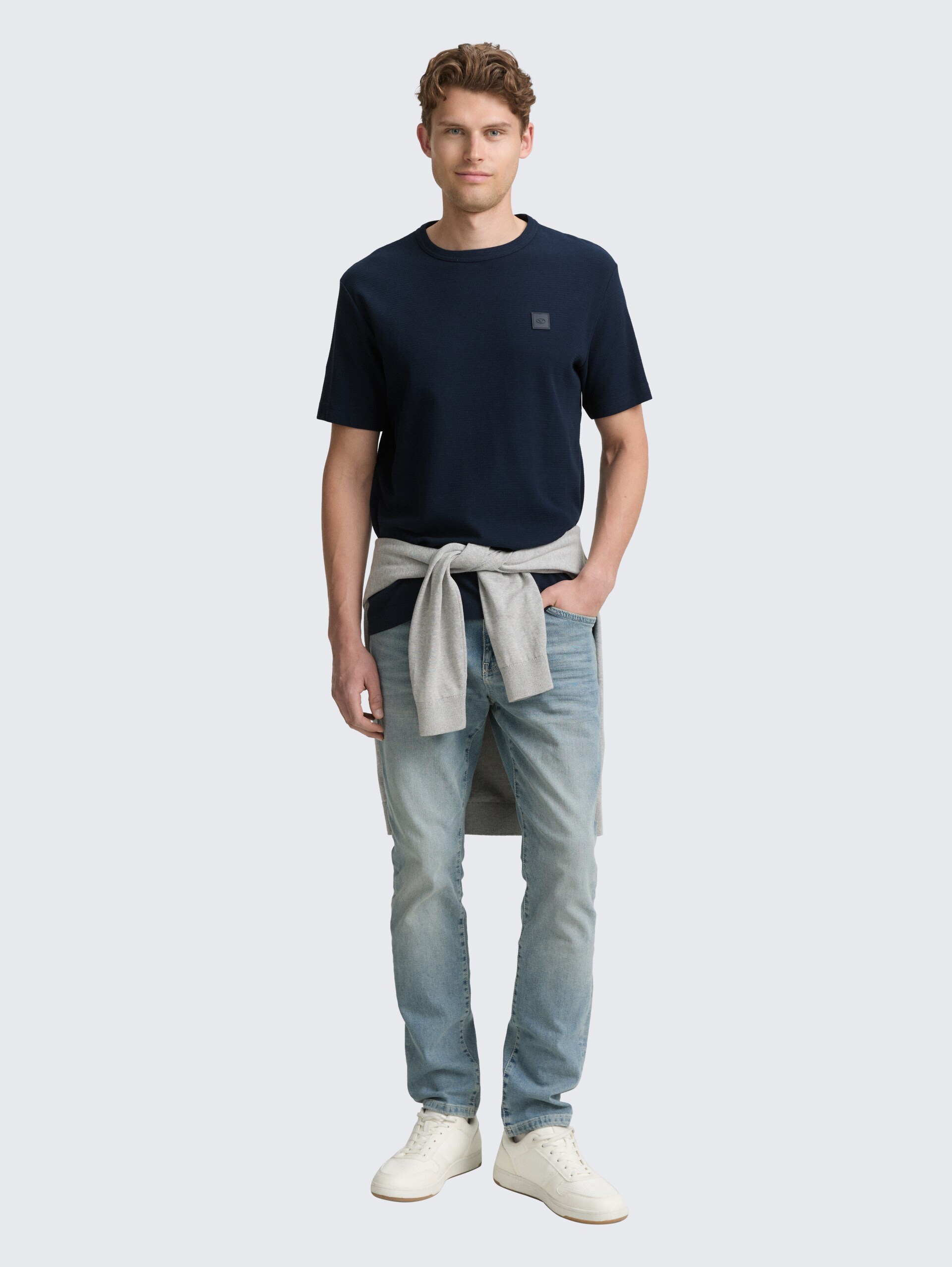 T-Shirt mit Logo-Badge - sky captain blue - Model-Vorderansicht