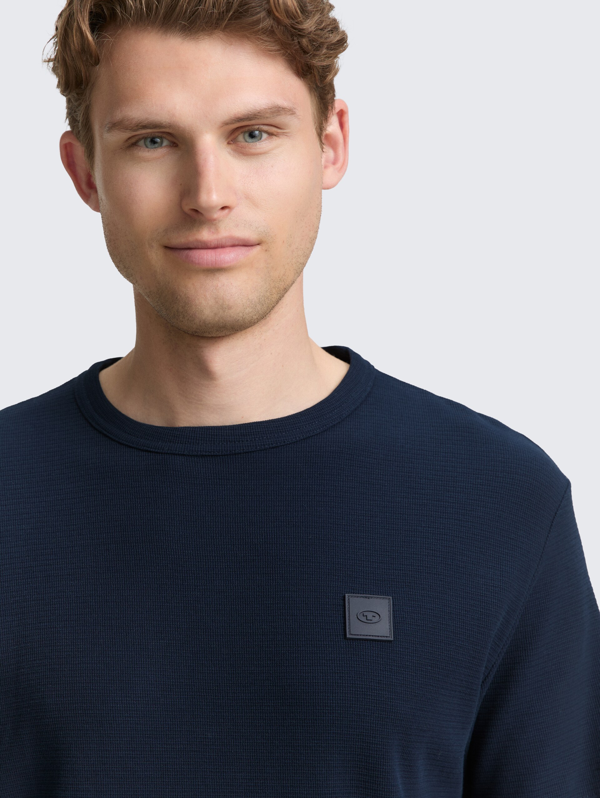 T-Shirt mit Logo-Badge - sky captain blue - Detail-Model-Ansicht
