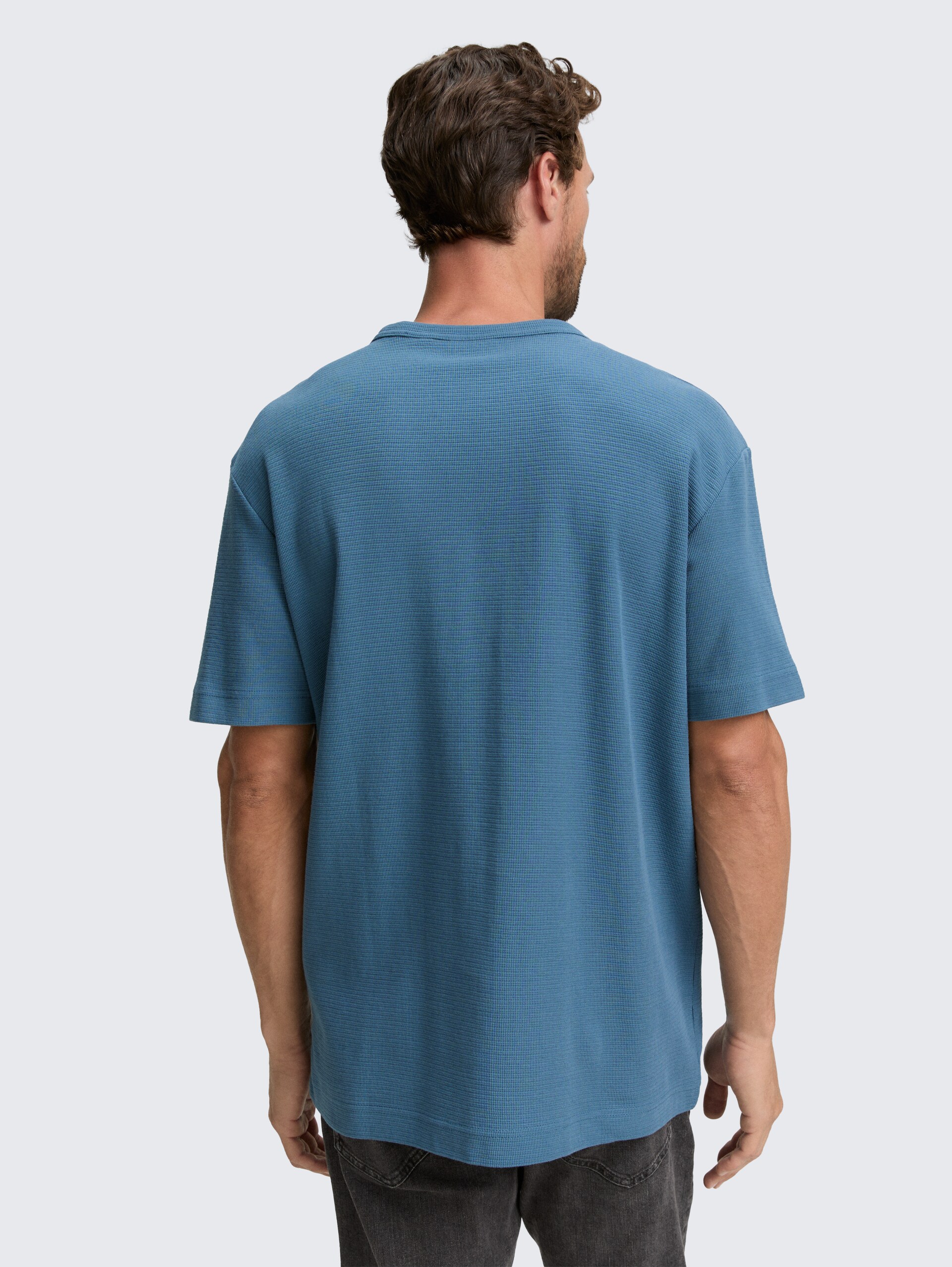 T-Shirt mit Logo-Badge - real teal blue - Auschnitt Model-Rückansicht