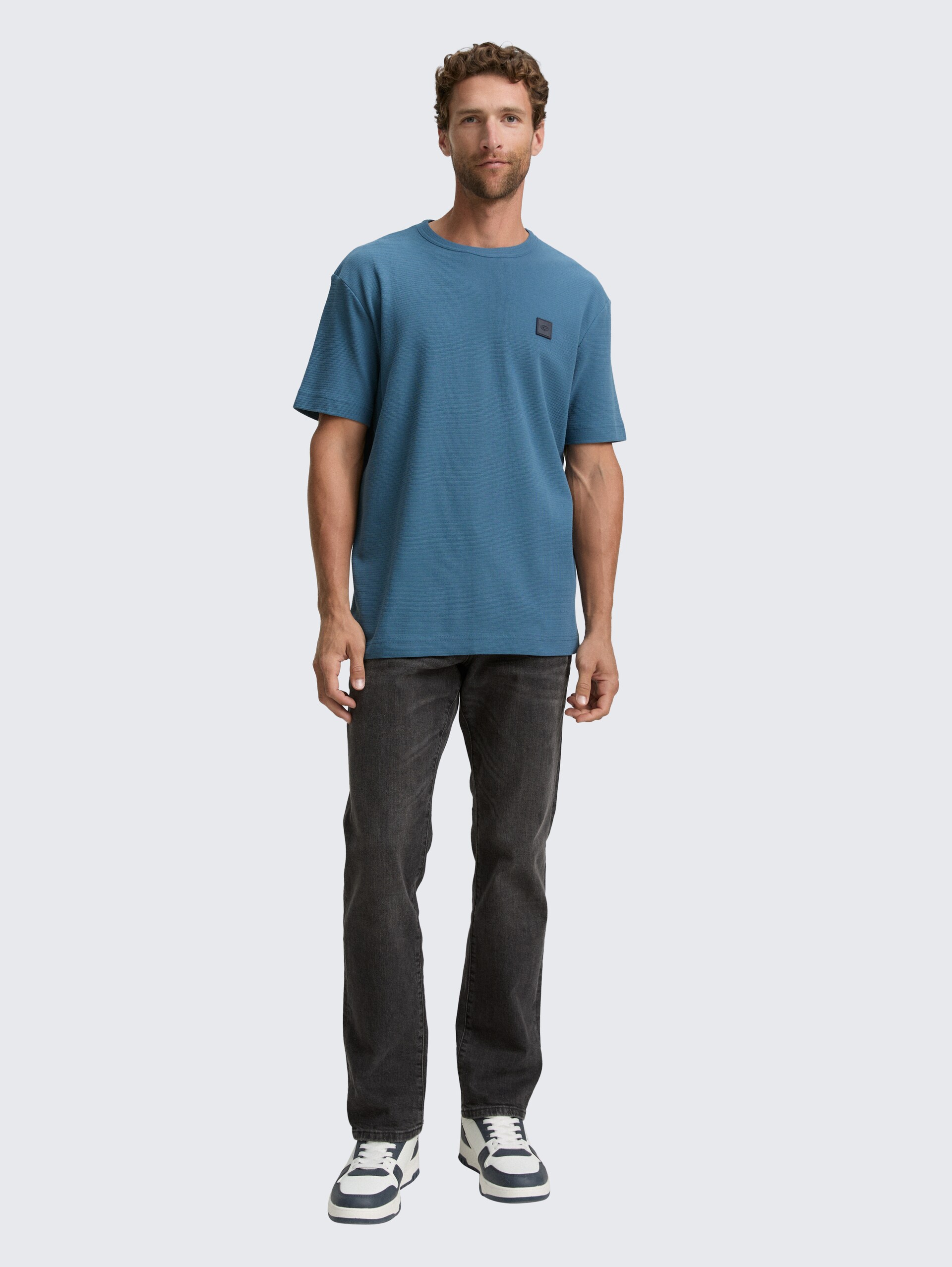 T-Shirt mit Logo-Badge - real teal blue - Model-Vorderansicht