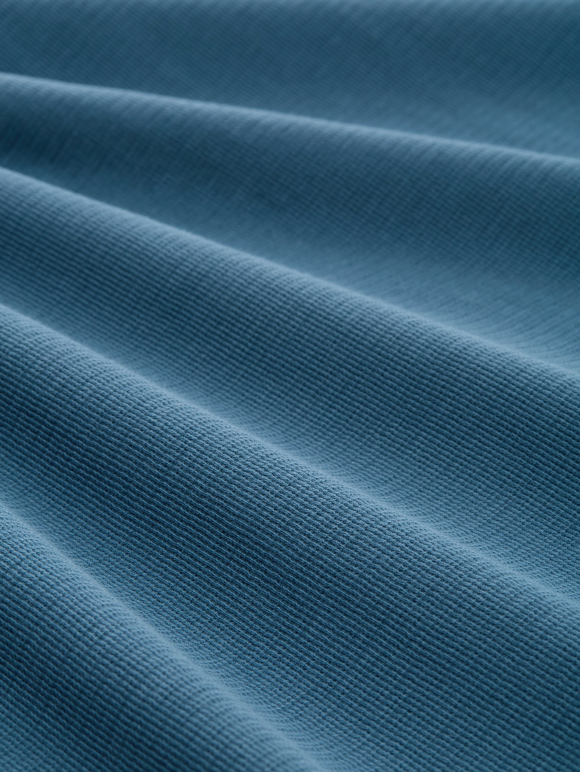 T-Shirt mit Logo-Badge - real teal blue - Material-Ansicht