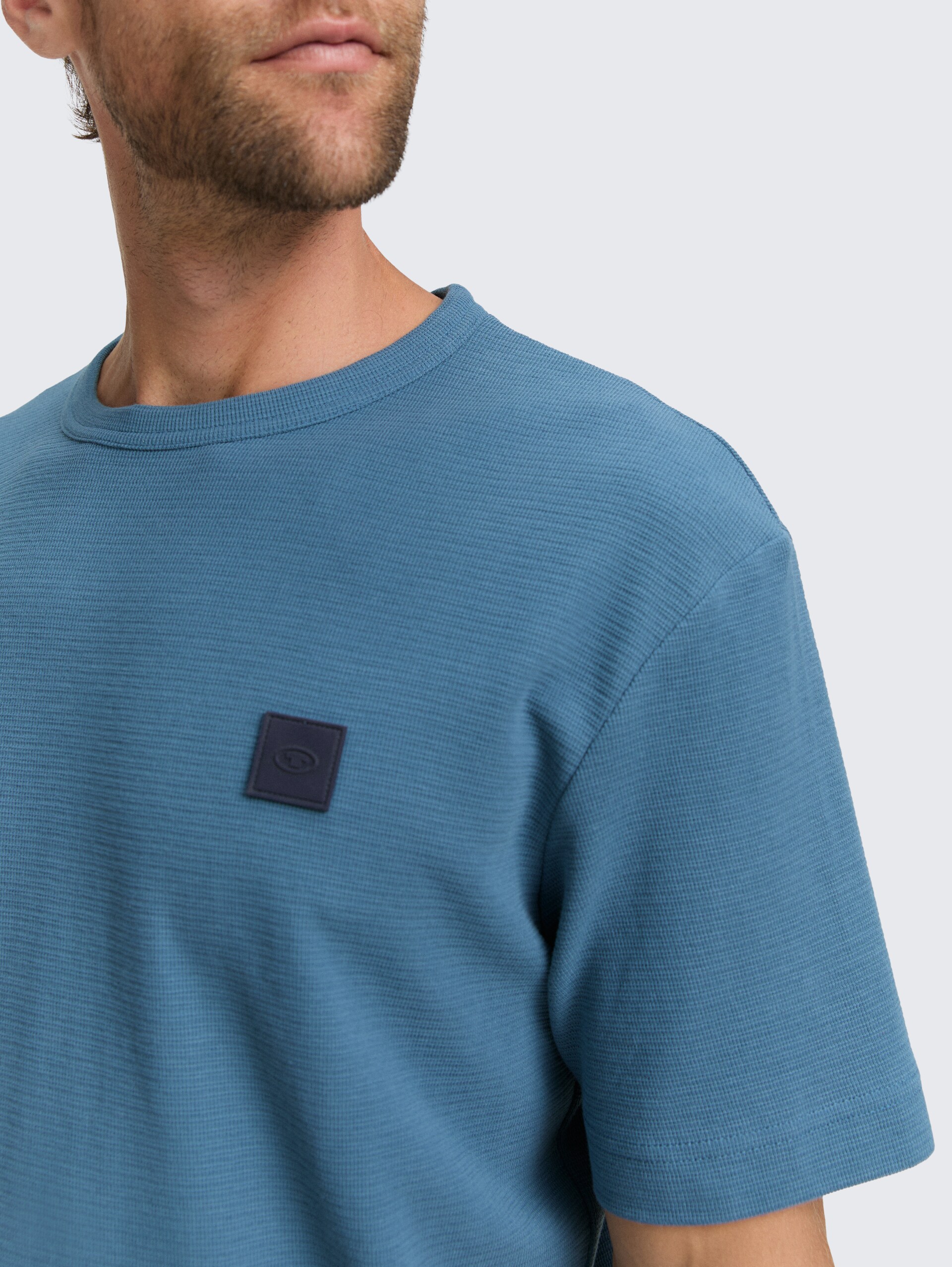 T-Shirt mit Logo-Badge - real teal blue - Detail-Model-Ansicht