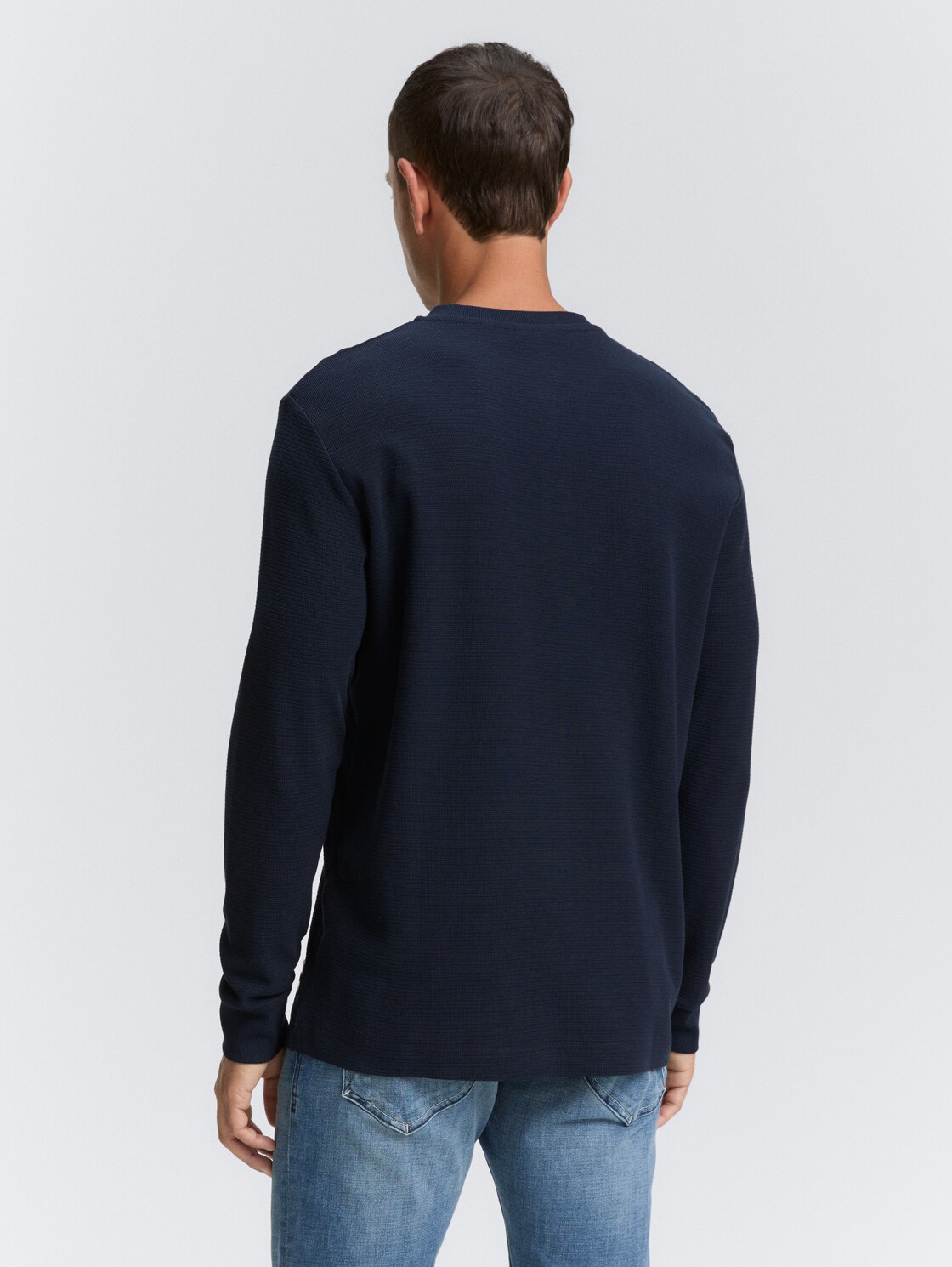 Ripp Henley Langarmshirt mit Brusttasche - sky captain blue - Auschnitt Model-Rückansicht