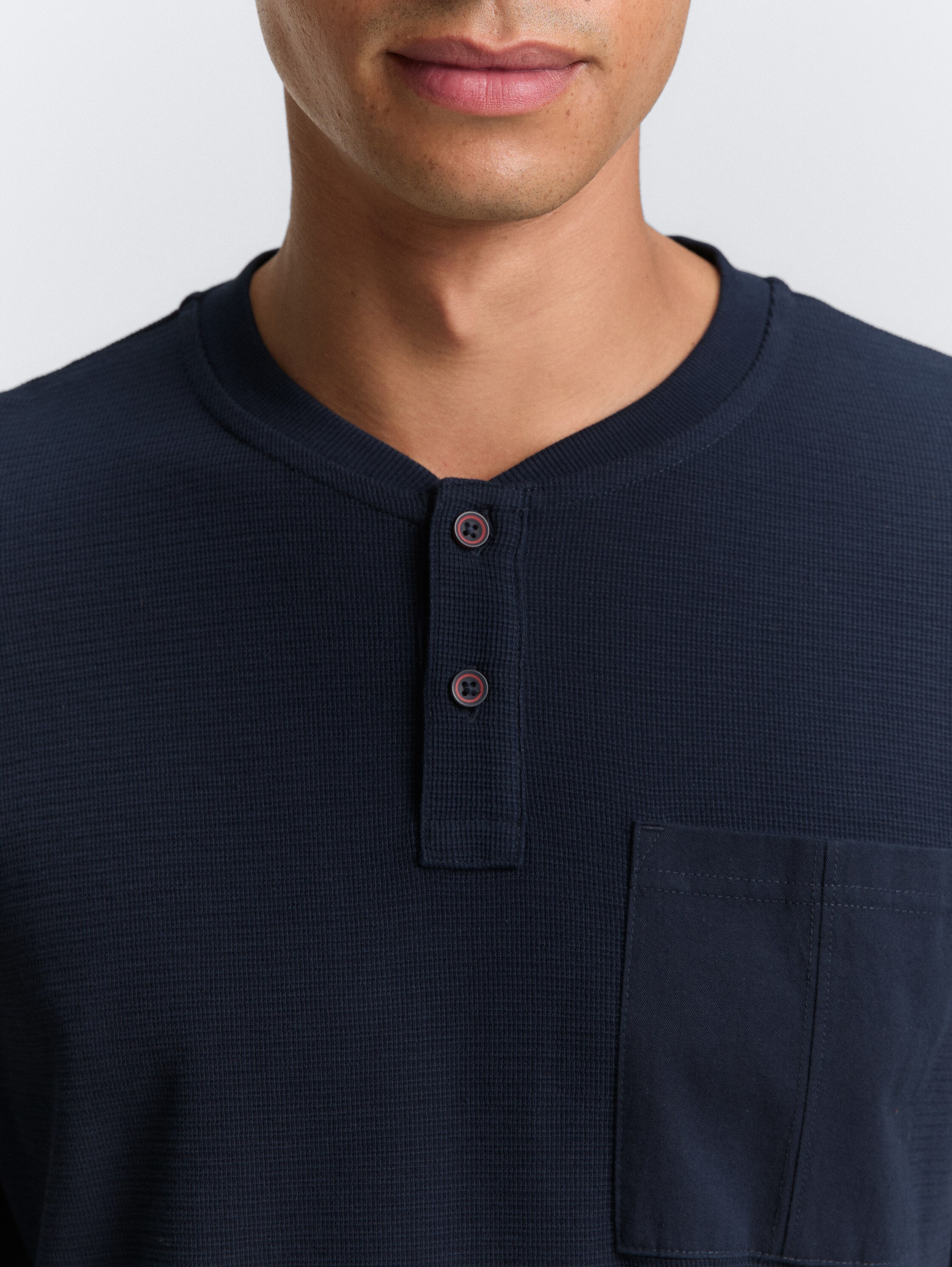 Ripp Henley Langarmshirt mit Brusttasche - sky captain blue - Detail-Model-Ansicht