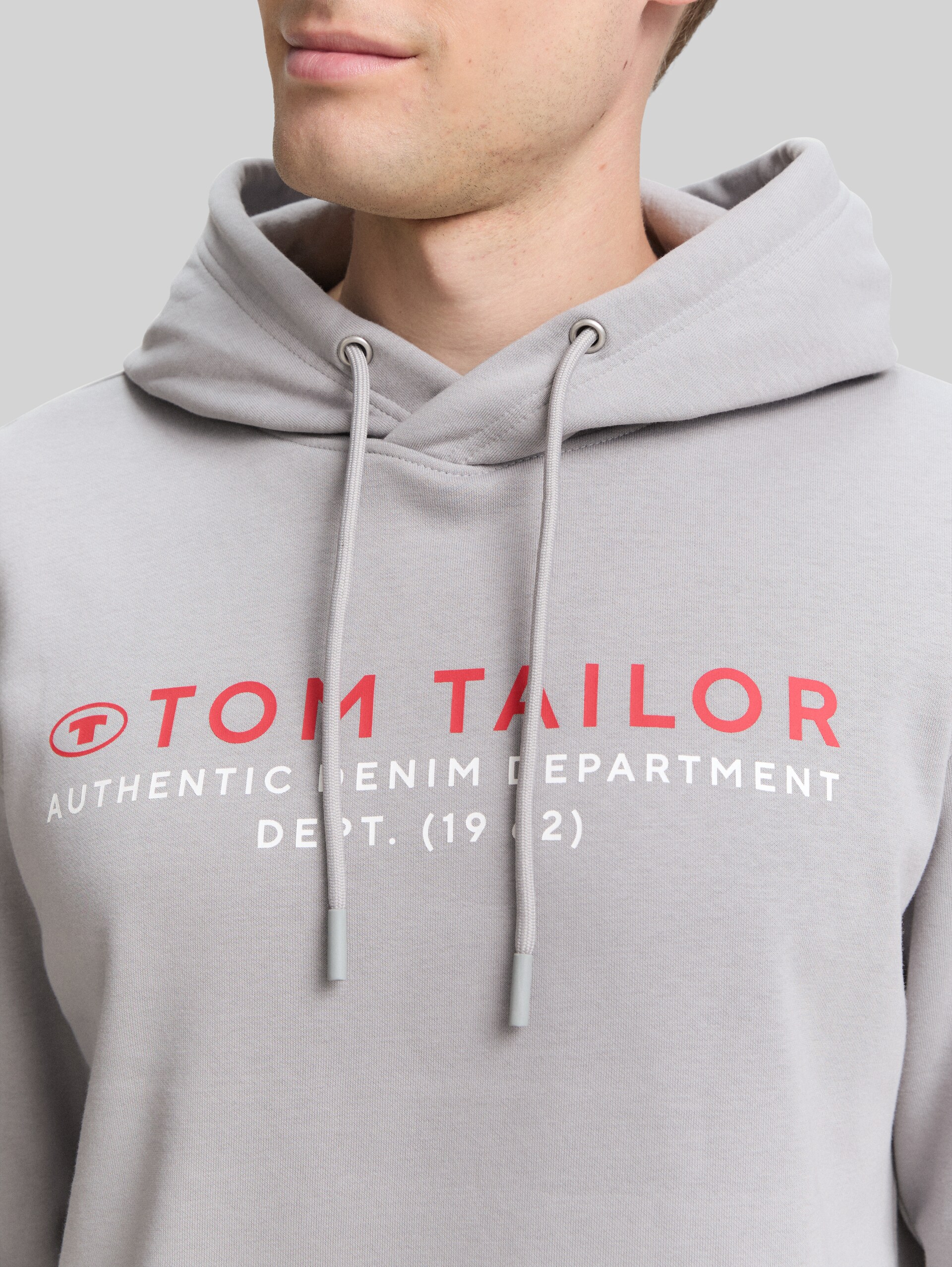 Hoodie Sweatshirt mit Logo-Print - formal grey - Detail-Model-Ansicht