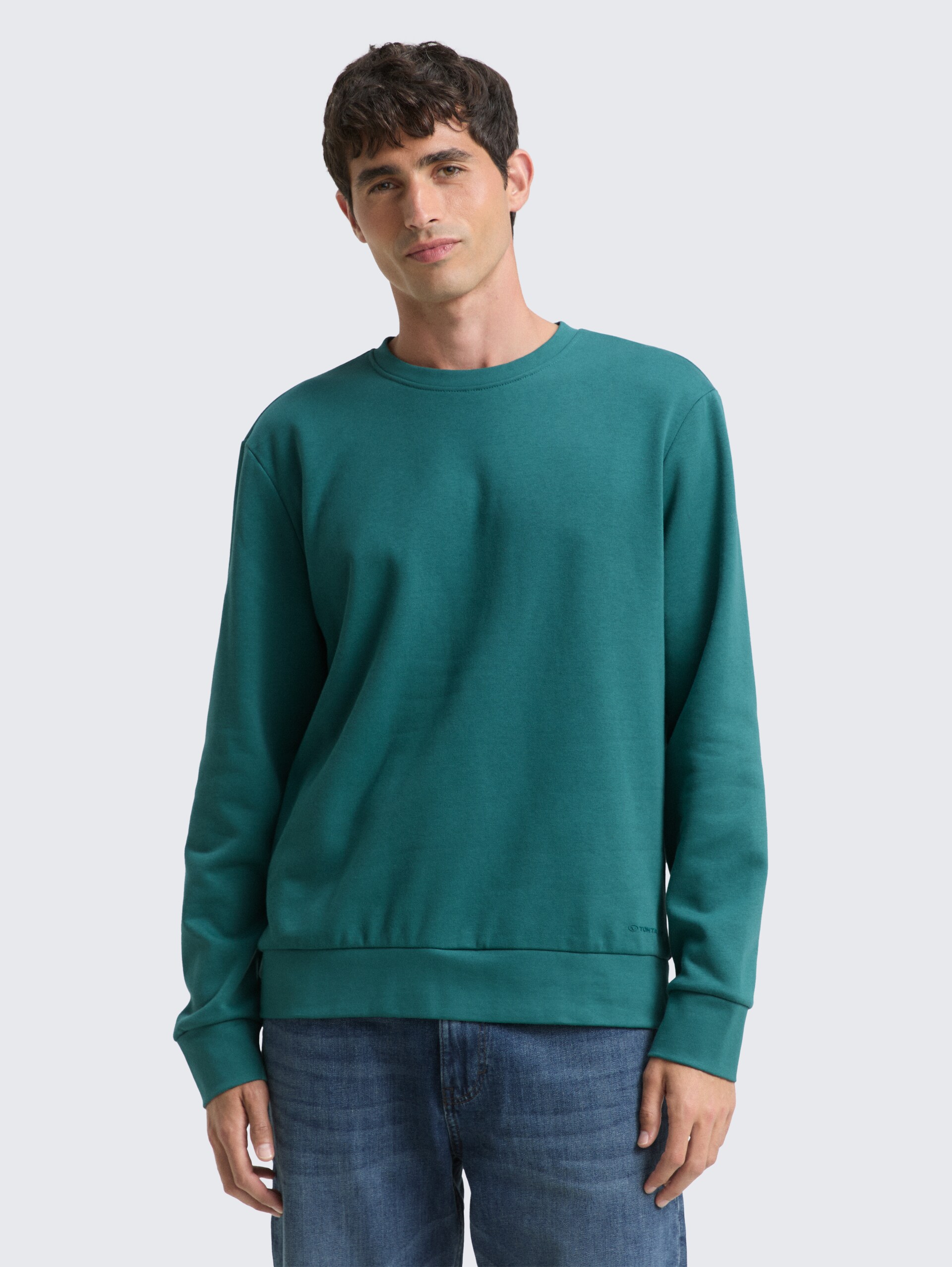 Basic Sweatshirt in Unifarben - Jasper Green - Ausschnitt Model-Vorderansicht