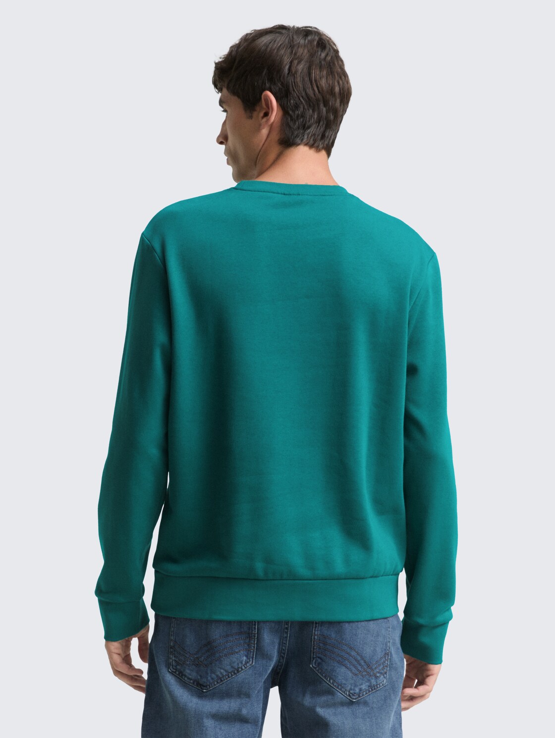 Basic Sweatshirt in Unifarben - Jasper Green - Auschnitt Model-Rückansicht