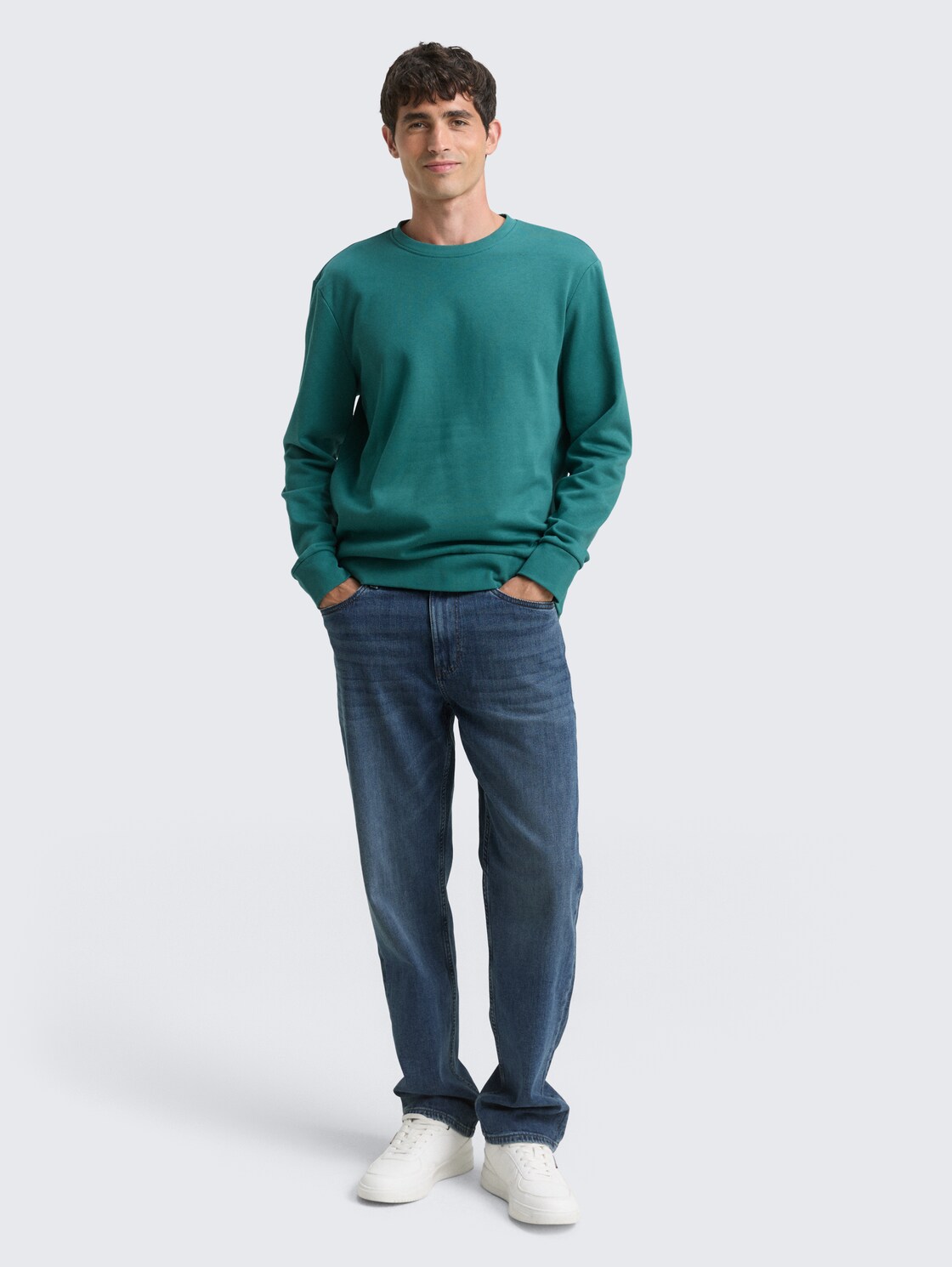 Basic Sweatshirt in Unifarben - Jasper Green - Model-Vorderansicht
