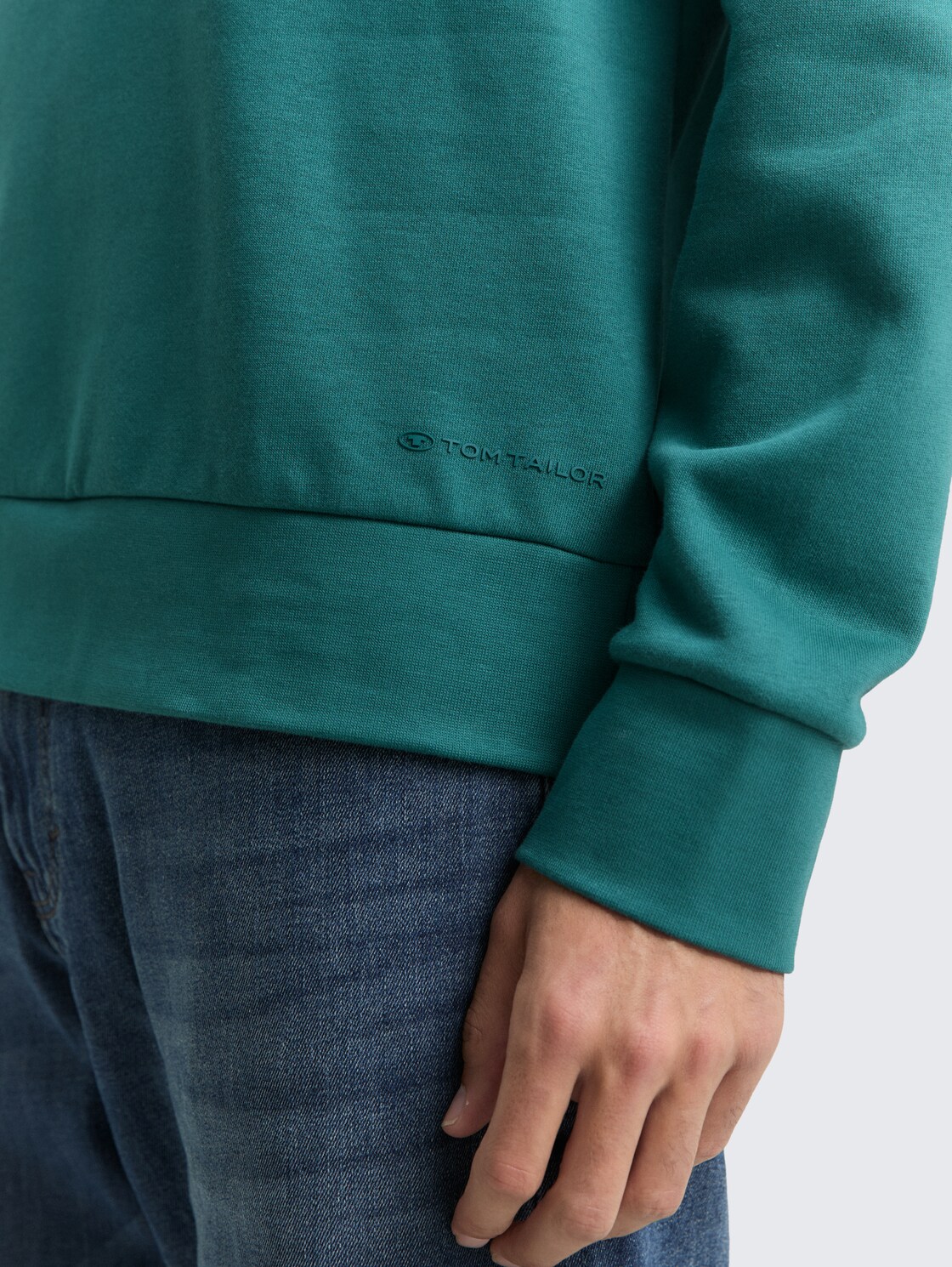 Basic Sweatshirt in Unifarben - Jasper Green - Detail-Model-Ansicht