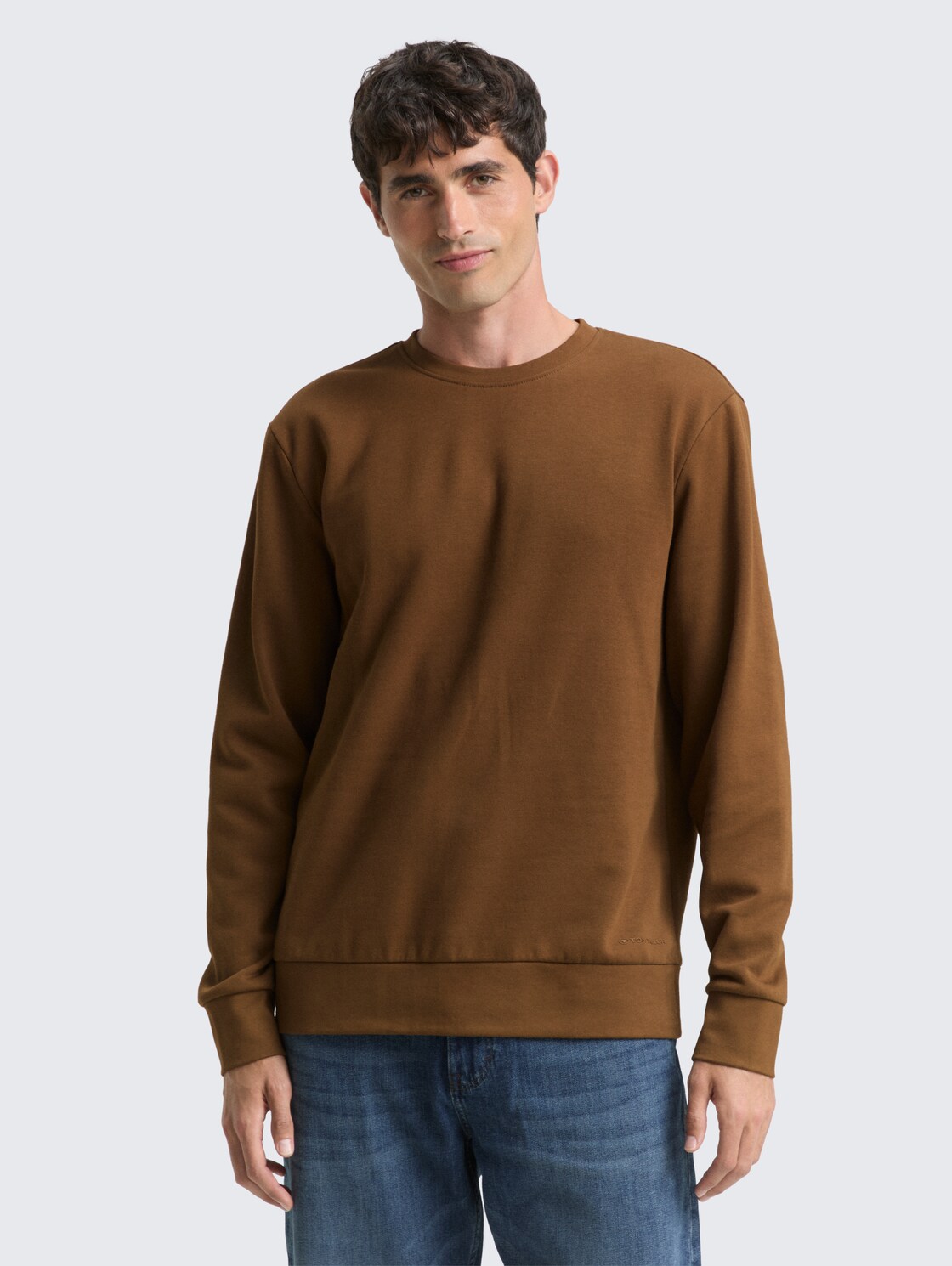 Basic Sweatshirt in Unifarben - dark palm - Ausschnitt Model-Vorderansicht
