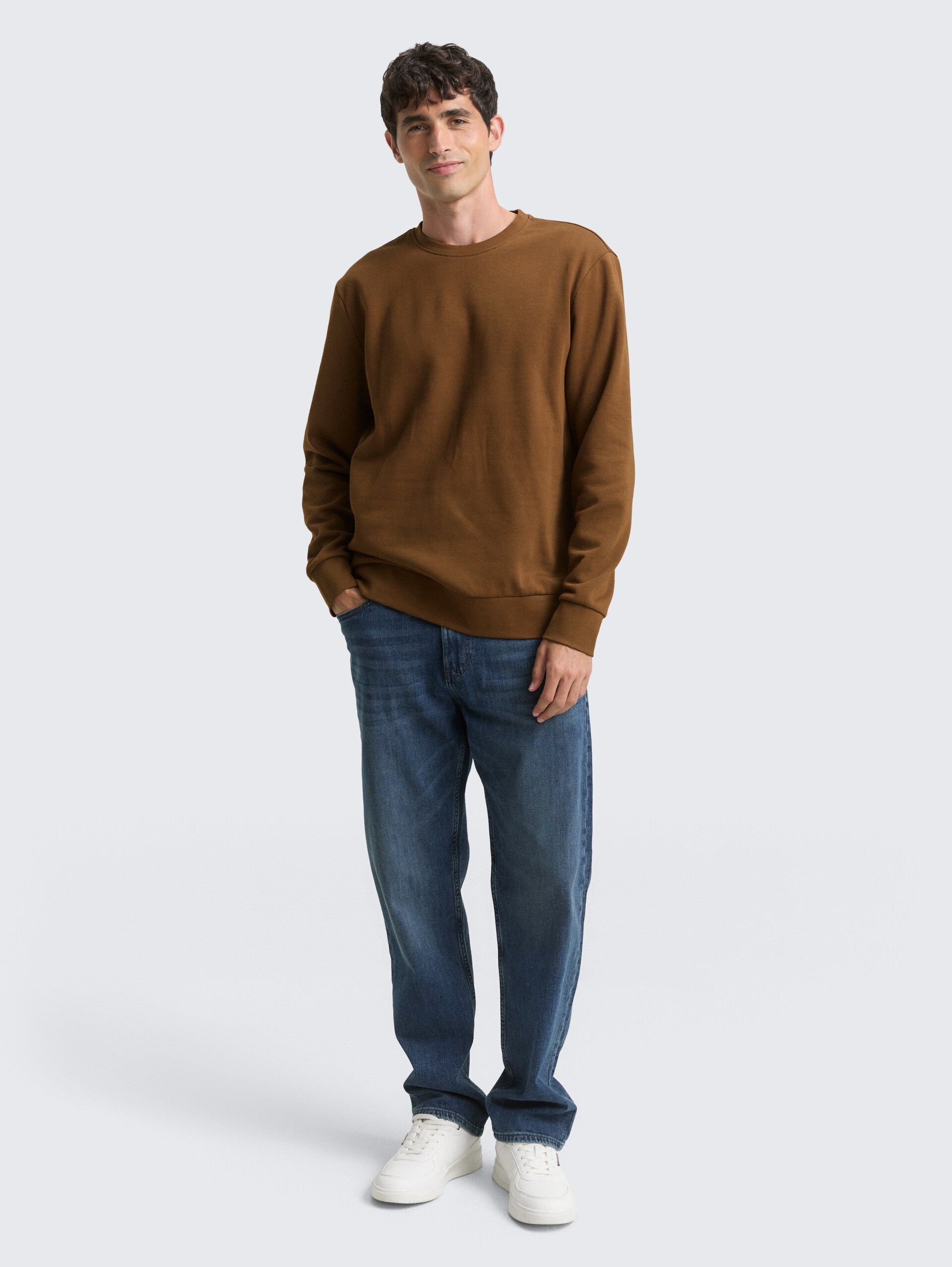 Basic Sweatshirt in Unifarben - dark palm - Model-Vorderansicht