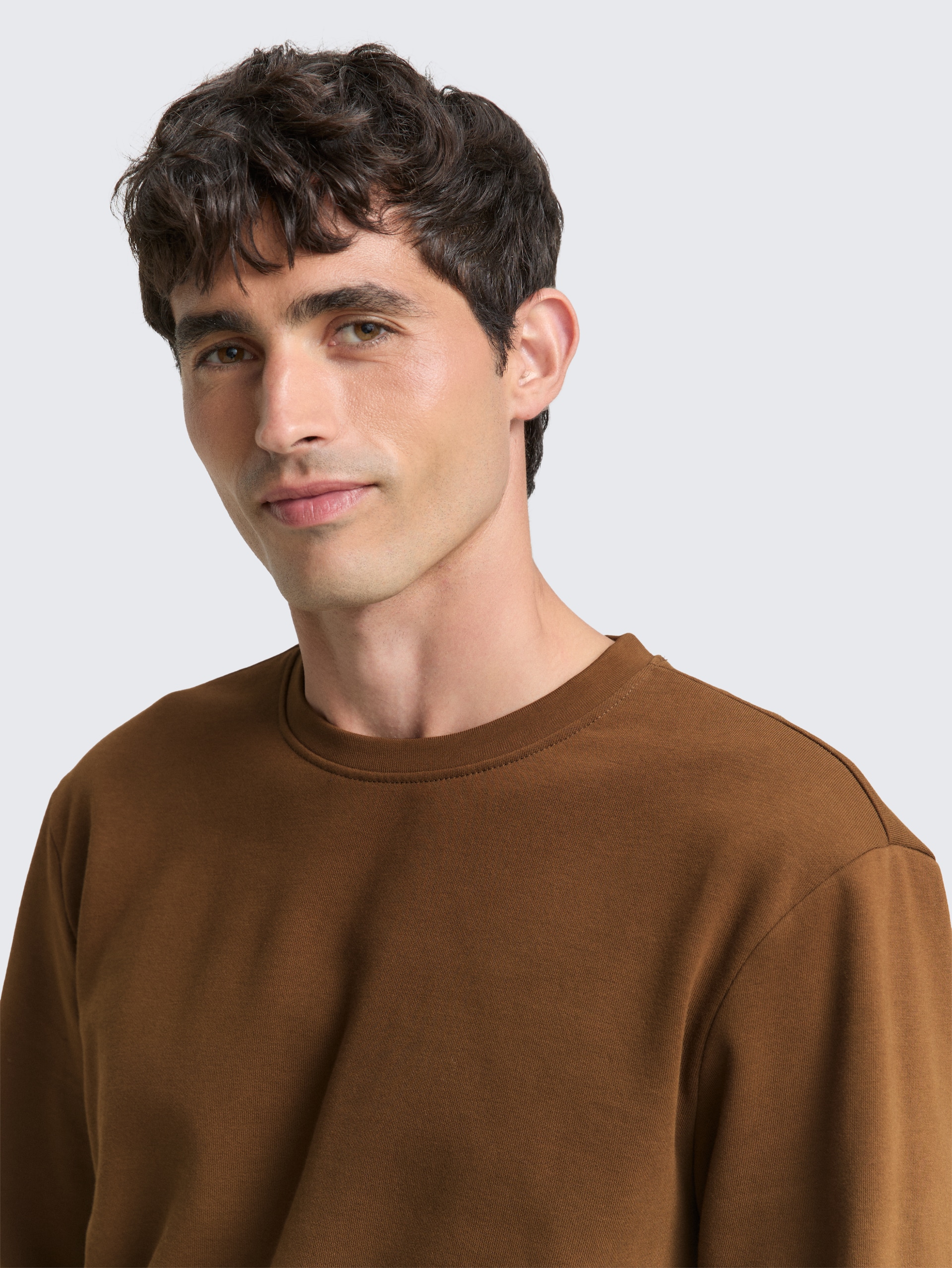 Basic Sweatshirt in Unifarben - dark palm - Detail-Model-Ansicht