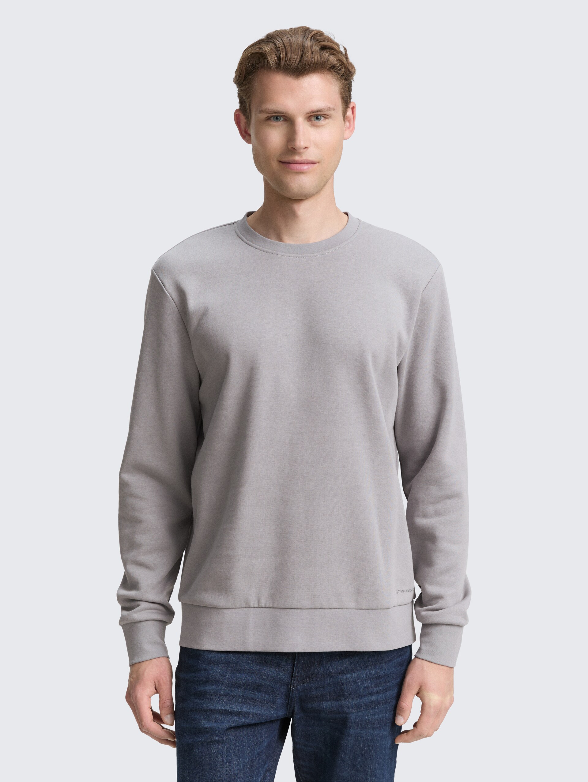 Basic Sweatshirt in Unifarben - formal grey - Ausschnitt Model-Vorderansicht