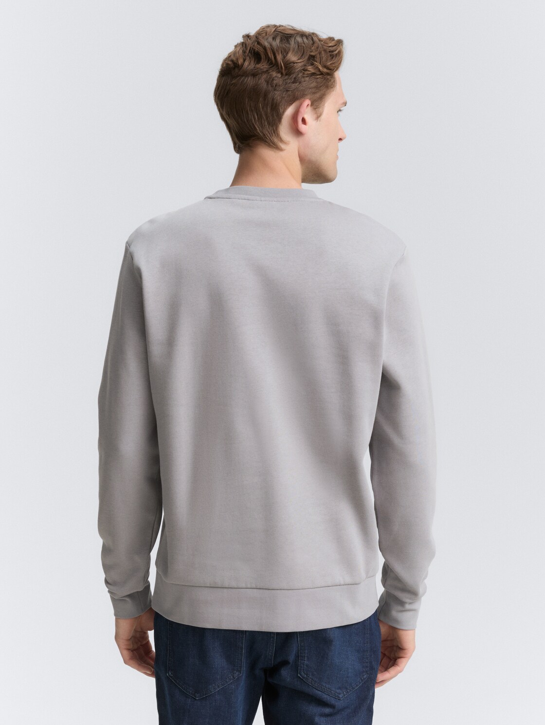 Basic Sweatshirt in Unifarben - formal grey - Auschnitt Model-Rückansicht
