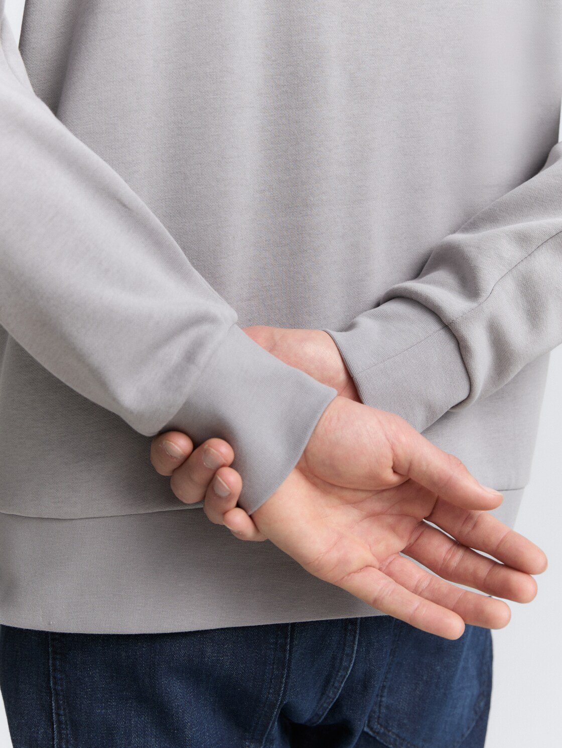 Basic Sweatshirt in Unifarben - formal grey - Detail-Model-Ansicht