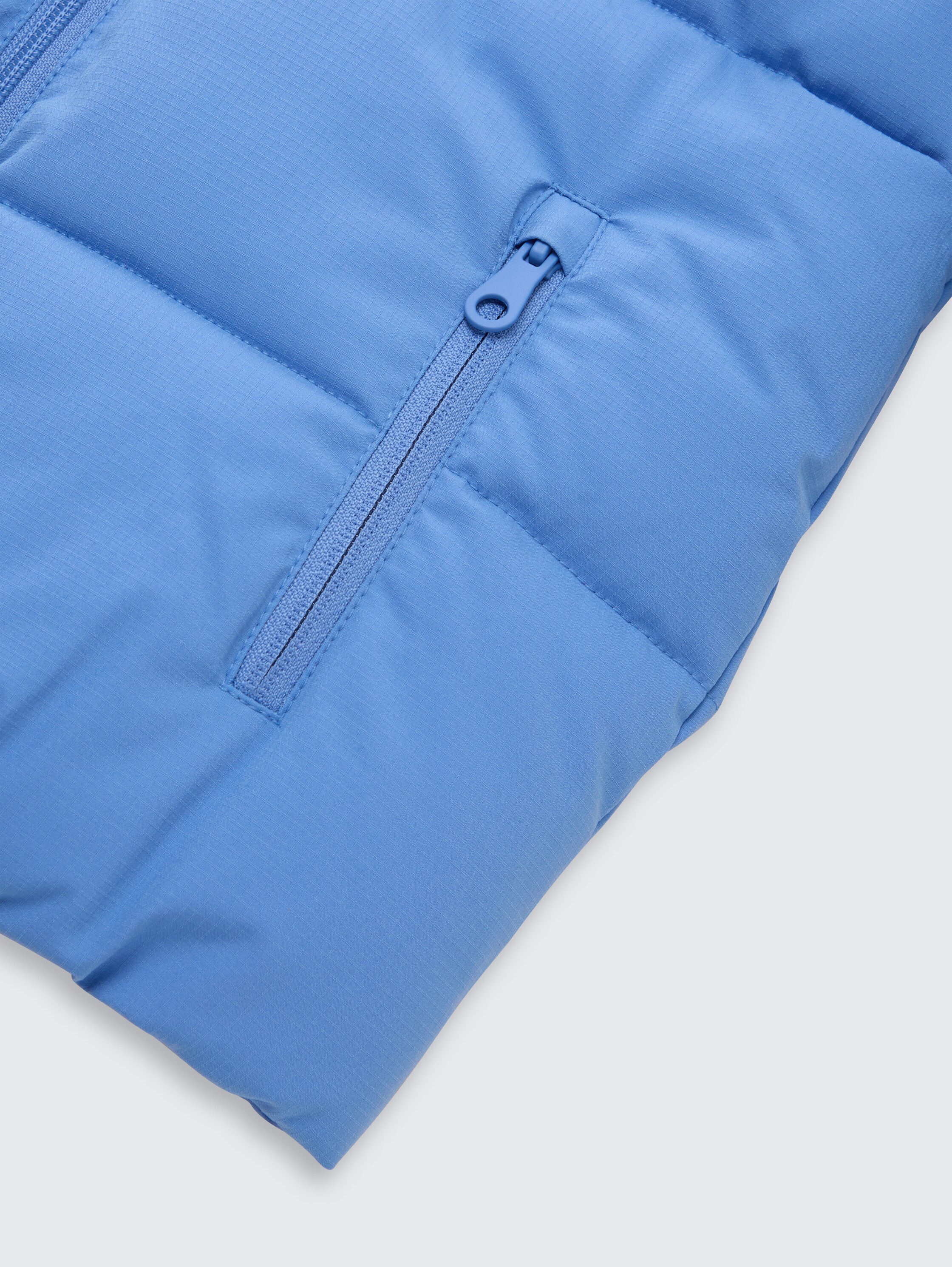 Pufferjas met afneembare capuchon - soft mid blue - Detailaanzicht model