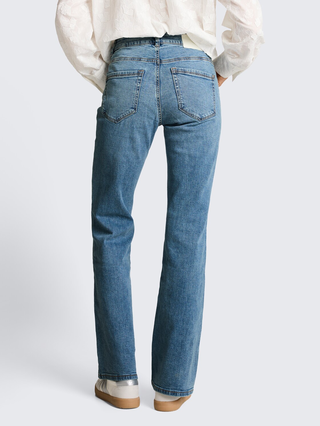 TTSTELLA BOOTCUT Jeans mit Stretch - Used Light Stone Blue Denim - Auschnitt Model-Rückansicht