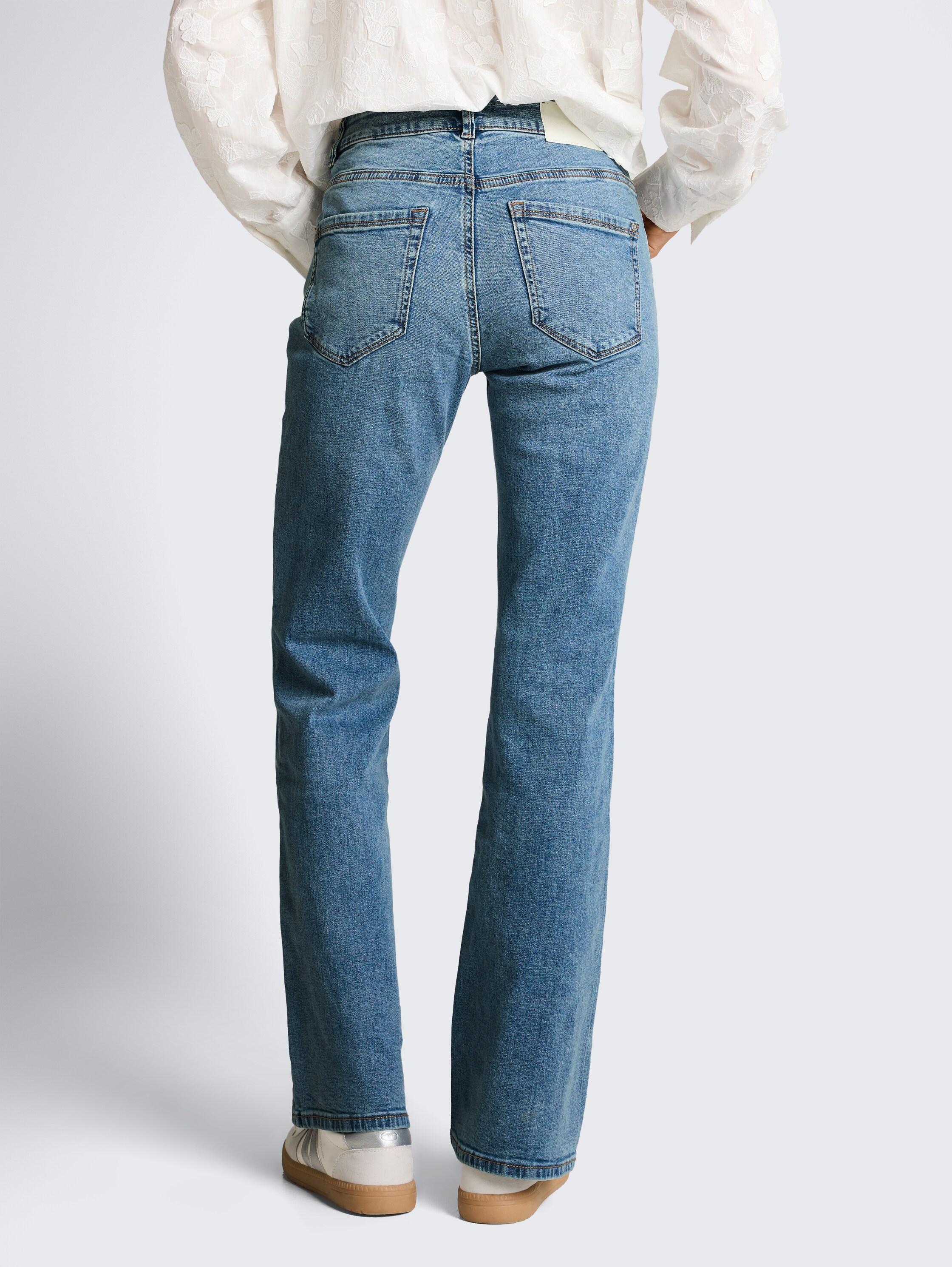 TTSTELLA BOOTCUT Jeans mit Stretch - Used Light Stone Blue Denim - Auschnitt Model-Rückansicht