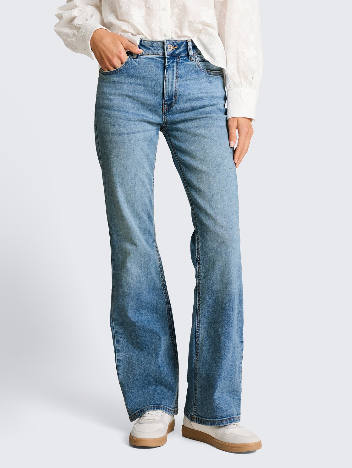 TTSTELLA BOOTCUT Jeans mit Stretch - Used Light Stone Blue Denim - Ausschnitt Model-Vorderansicht