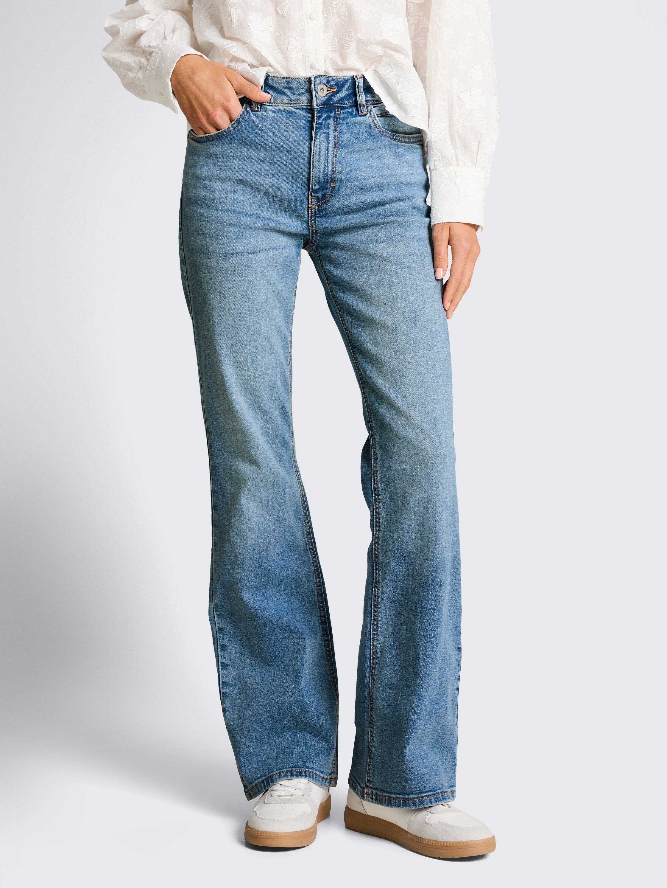 TTSTELLA BOOTCUT Jeans mit Stretch - Used Light Stone Blue Denim - Ausschnitt Model-Vorderansicht