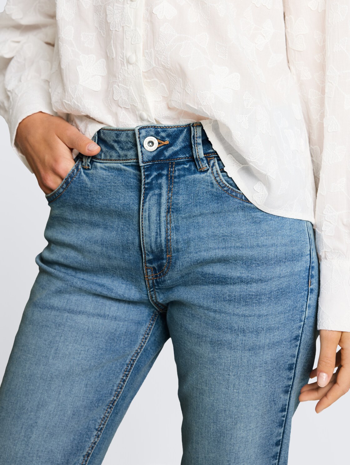 TTSTELLA BOOTCUT Jeans mit Stretch - Used Light Stone Blue Denim - Detail-Model-Ansicht