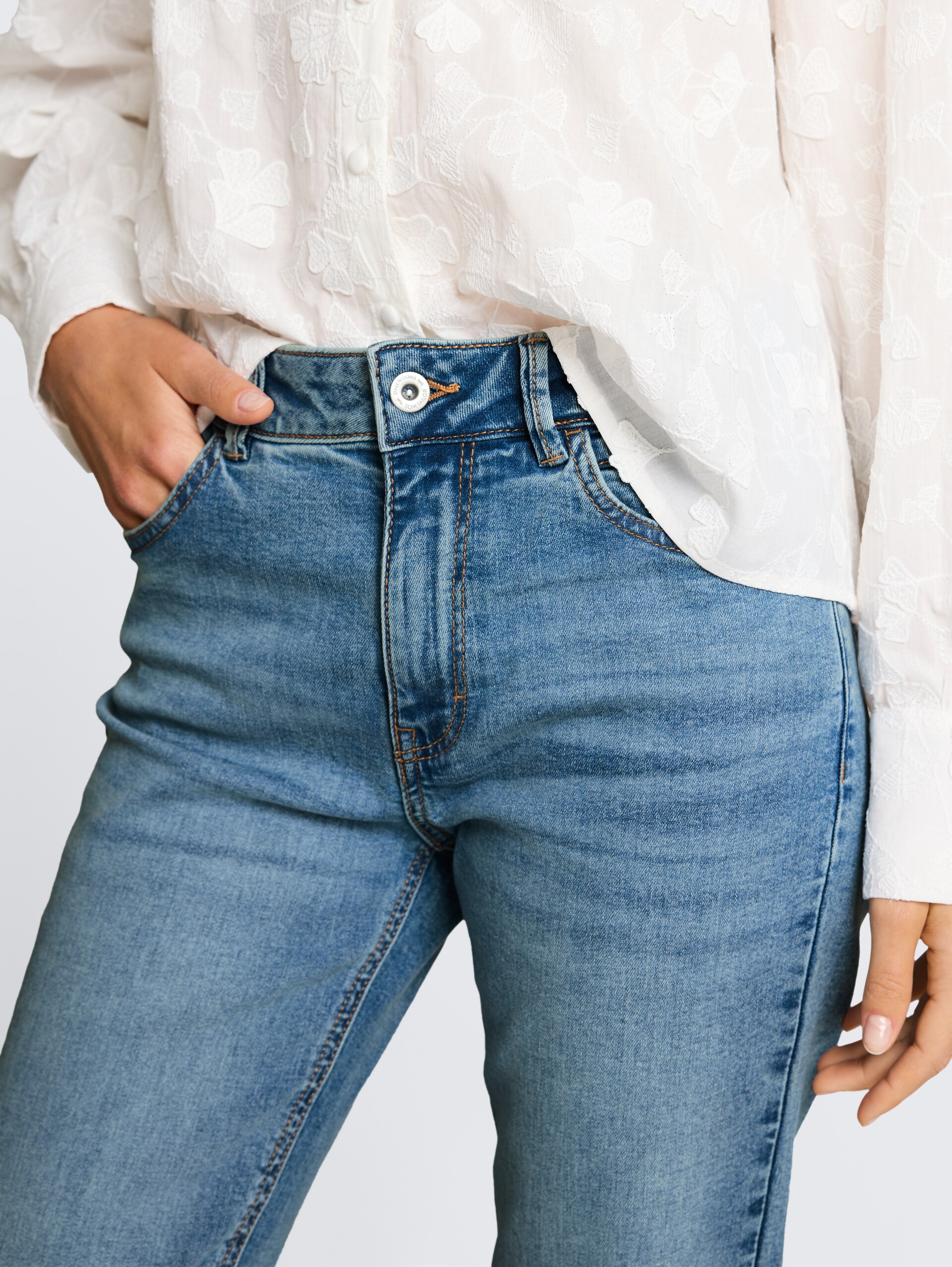 TTSTELLA BOOTCUT Jeans mit Stretch - Used Light Stone Blue Denim - Detail-Model-Ansicht