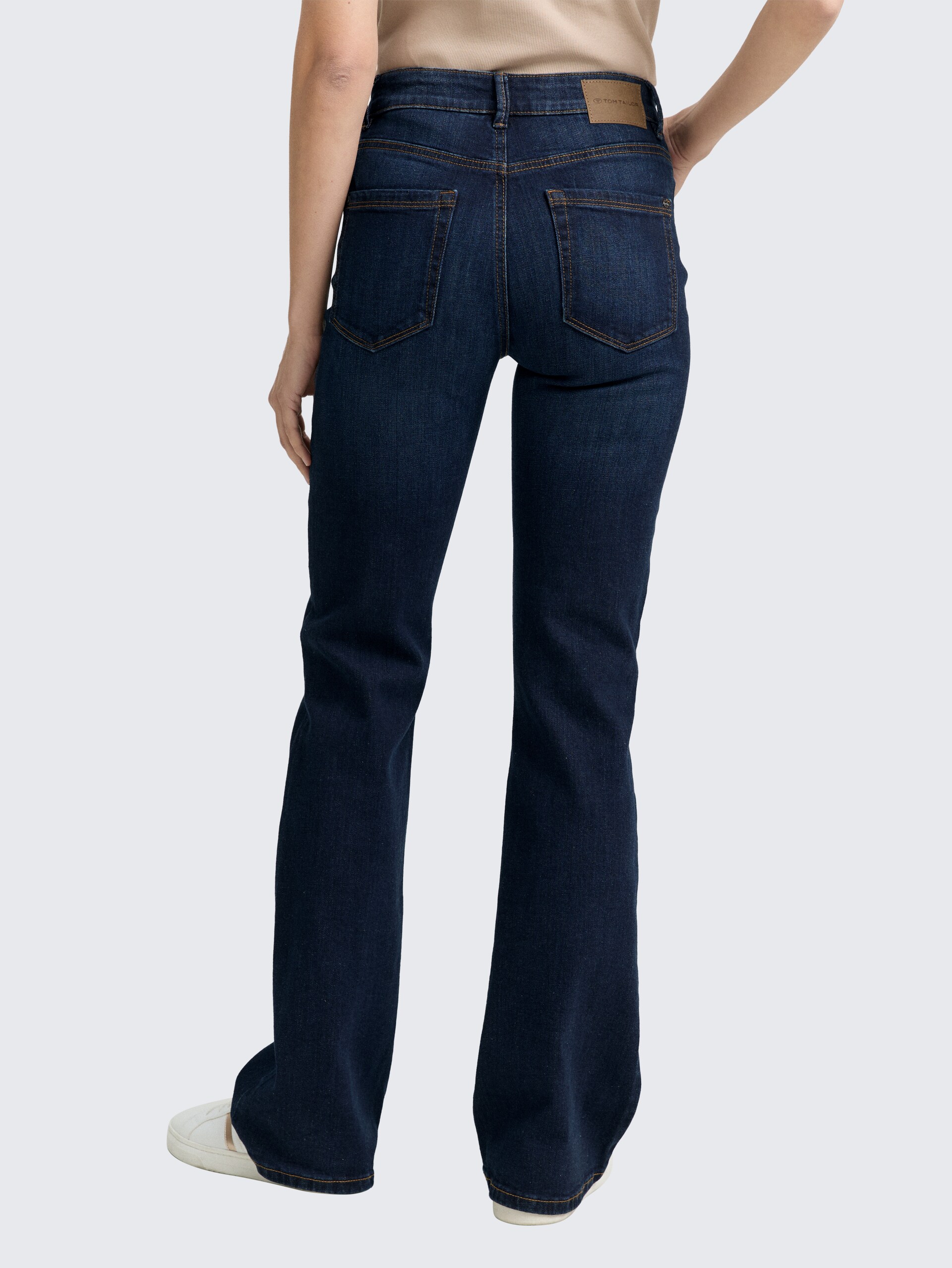 TTSTELLA BOOTCUT Jeans mit Stretch - dark blue denim - Auschnitt Model-Rückansicht