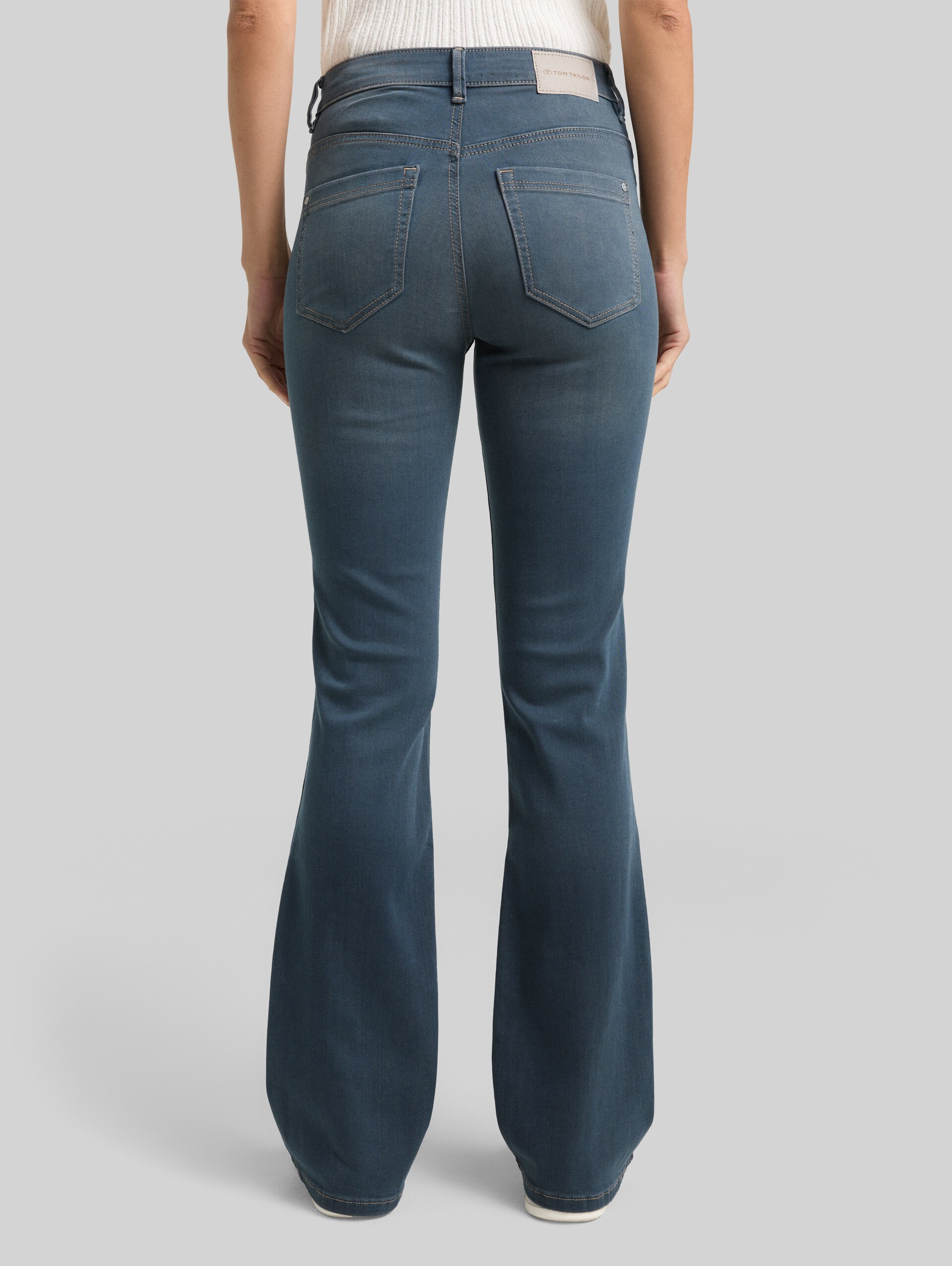 TTSTELLA BOOTCUT Jeans mit Stretch - mid stone blue grey denim - Auschnitt Model-Rückansicht