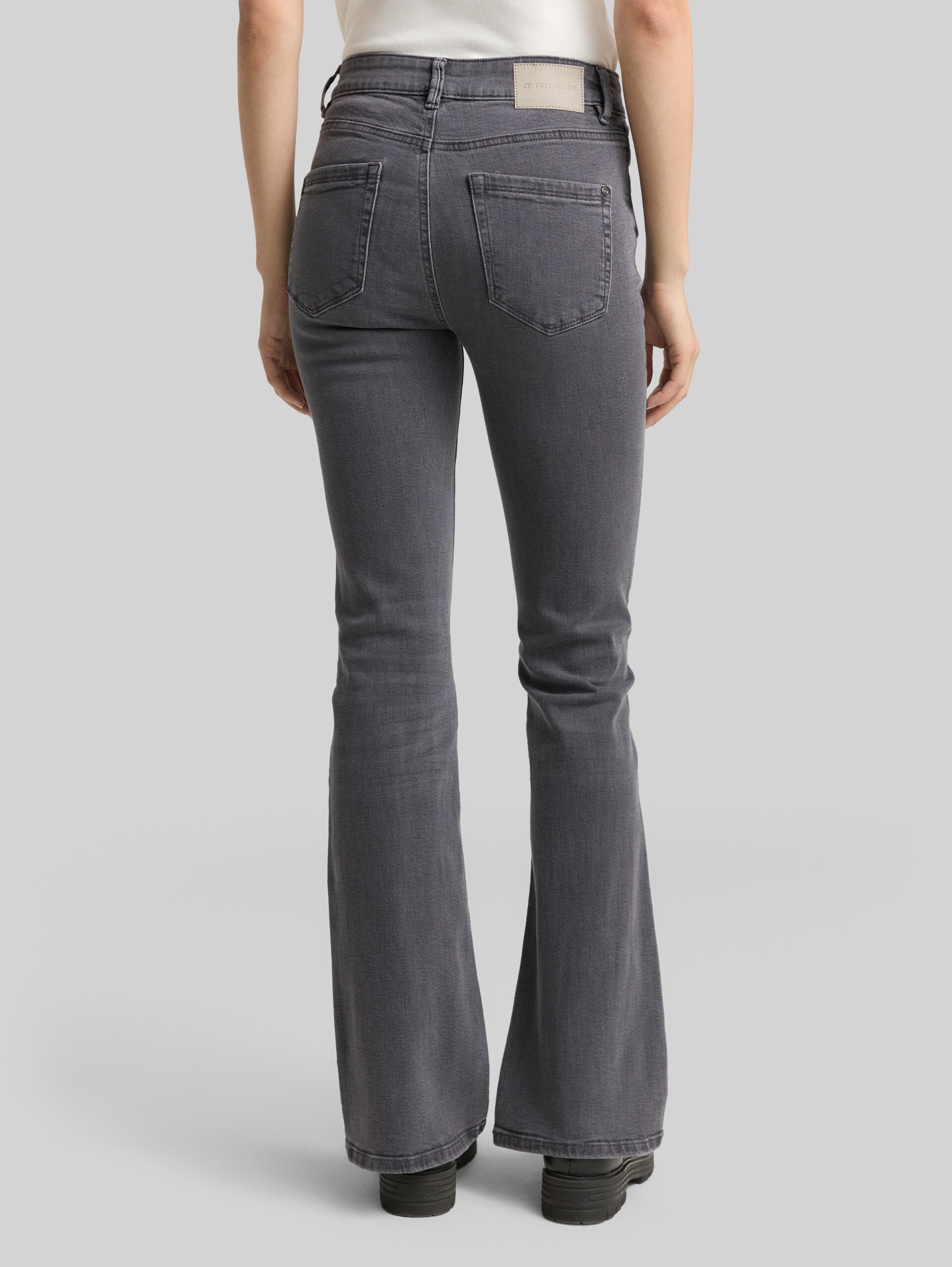 TTSTELLA BOOTCUT-jeans met stretch - grey denim - Neklijn model-achteraanzicht