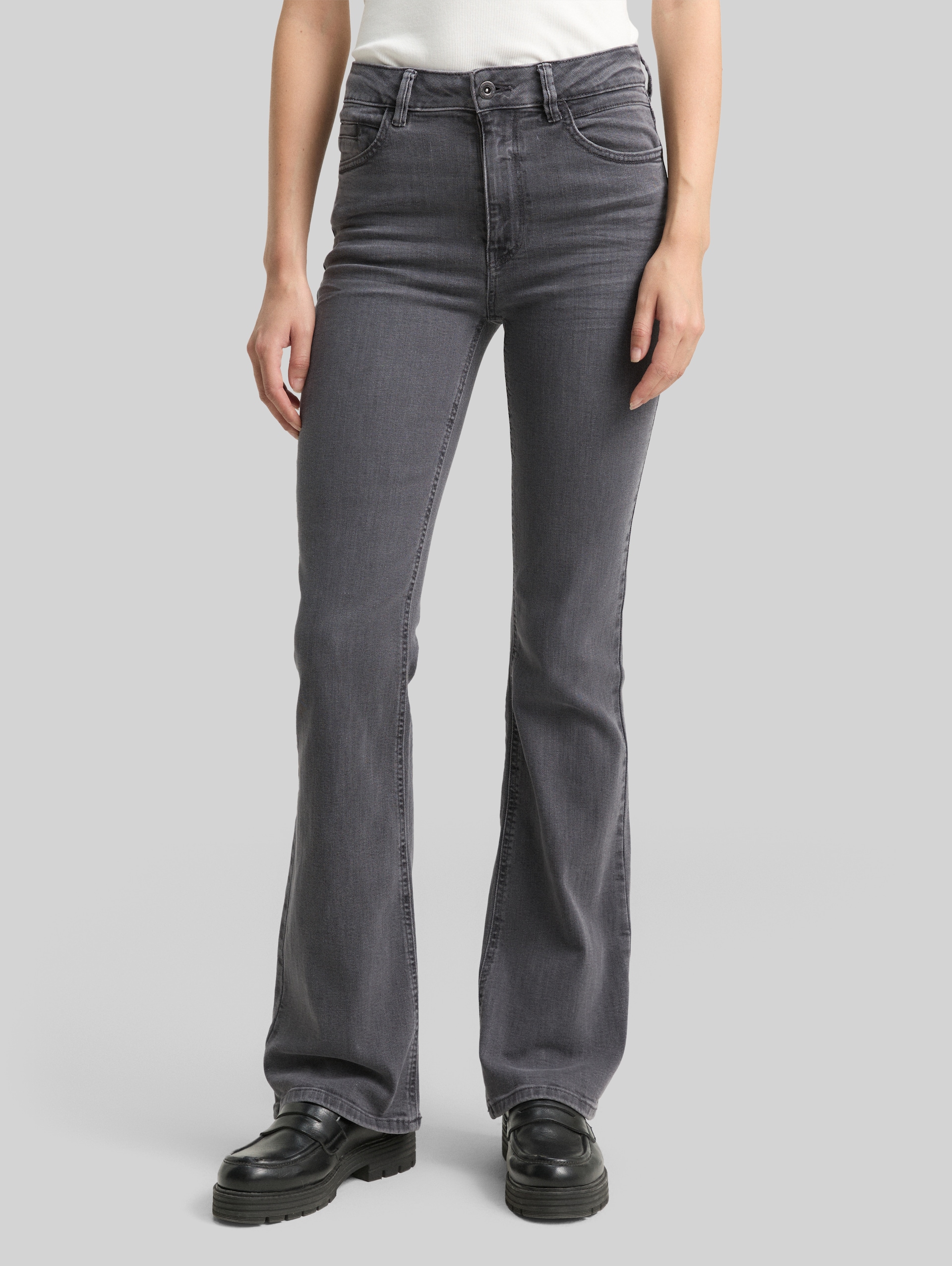 TTSTELLA BOOTCUT-jeans met stretch - grey denim - Nek model vooraanzicht