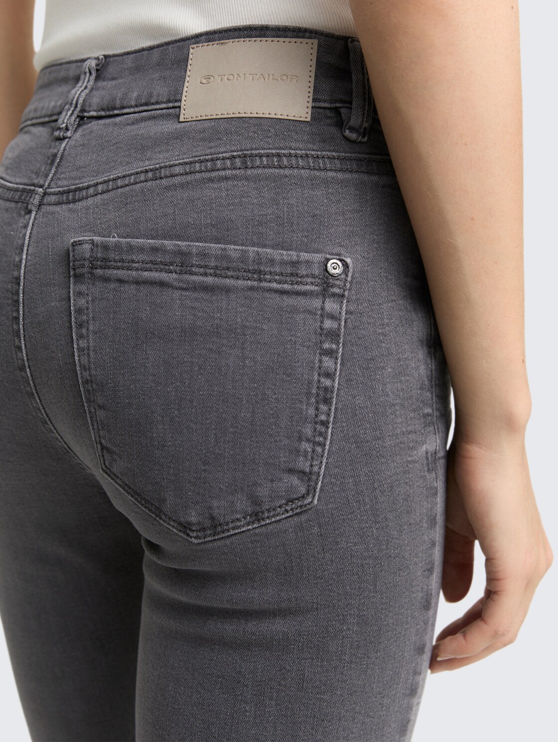 TTSTELLA BOOTCUT Jeans mit Stretch - grey denim - Detail-Model-Ansicht