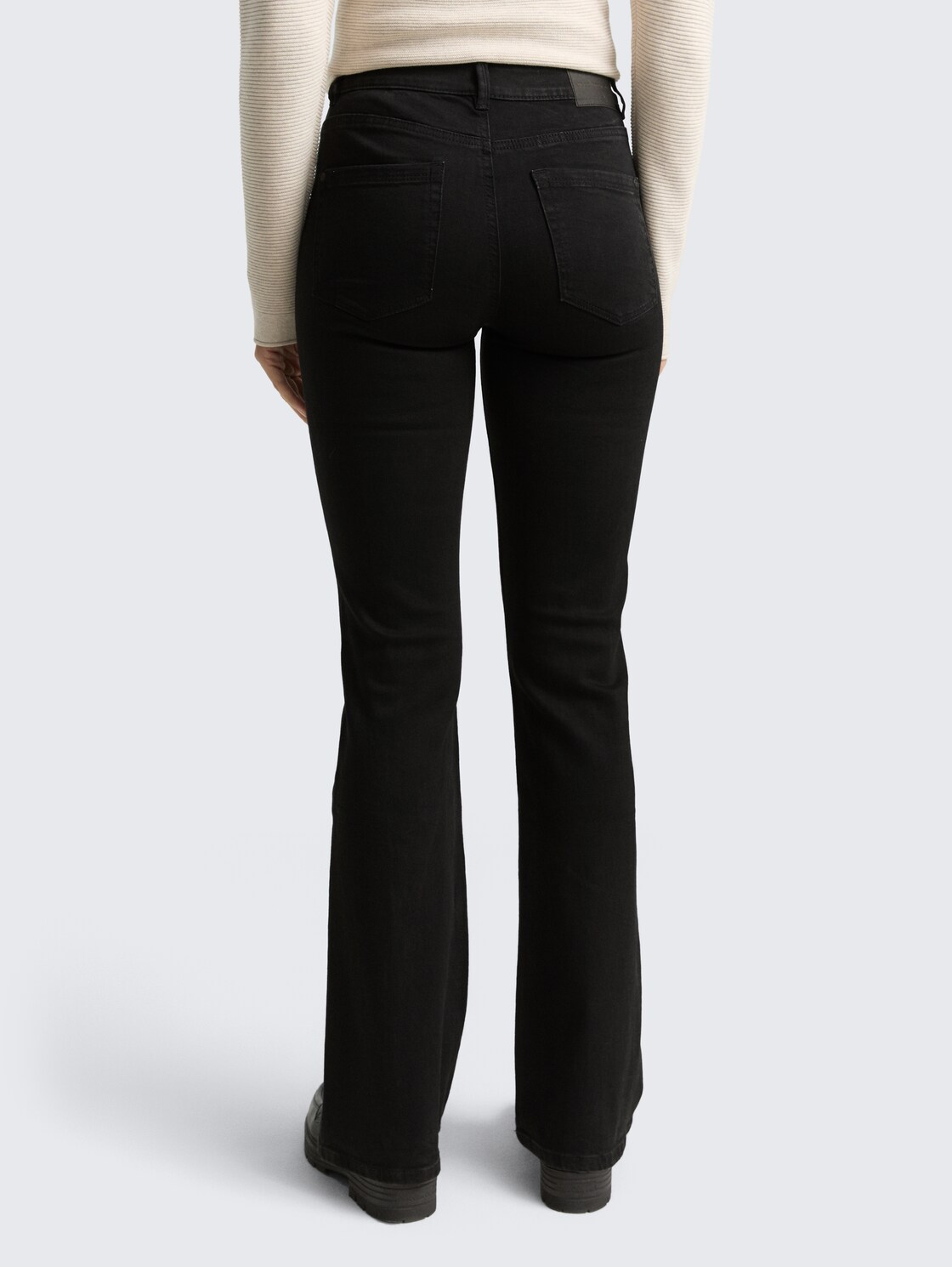 TTSTELLA BOOTCUT Jeans mit Stretch - black denim - Auschnitt Model-Rückansicht