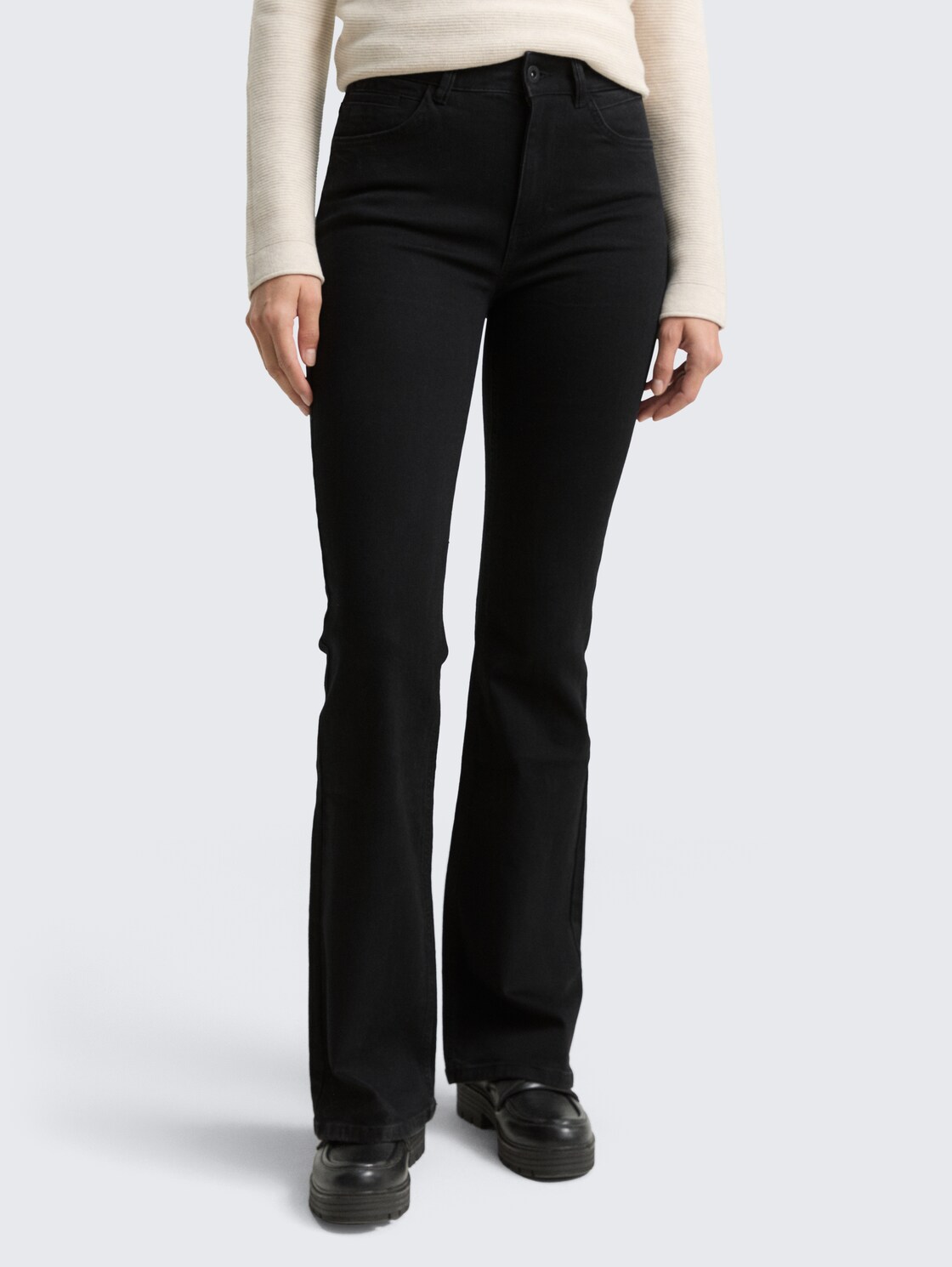 TTSTELLA BOOTCUT Jeans mit Stretch - black denim - Ausschnitt Model-Vorderansicht