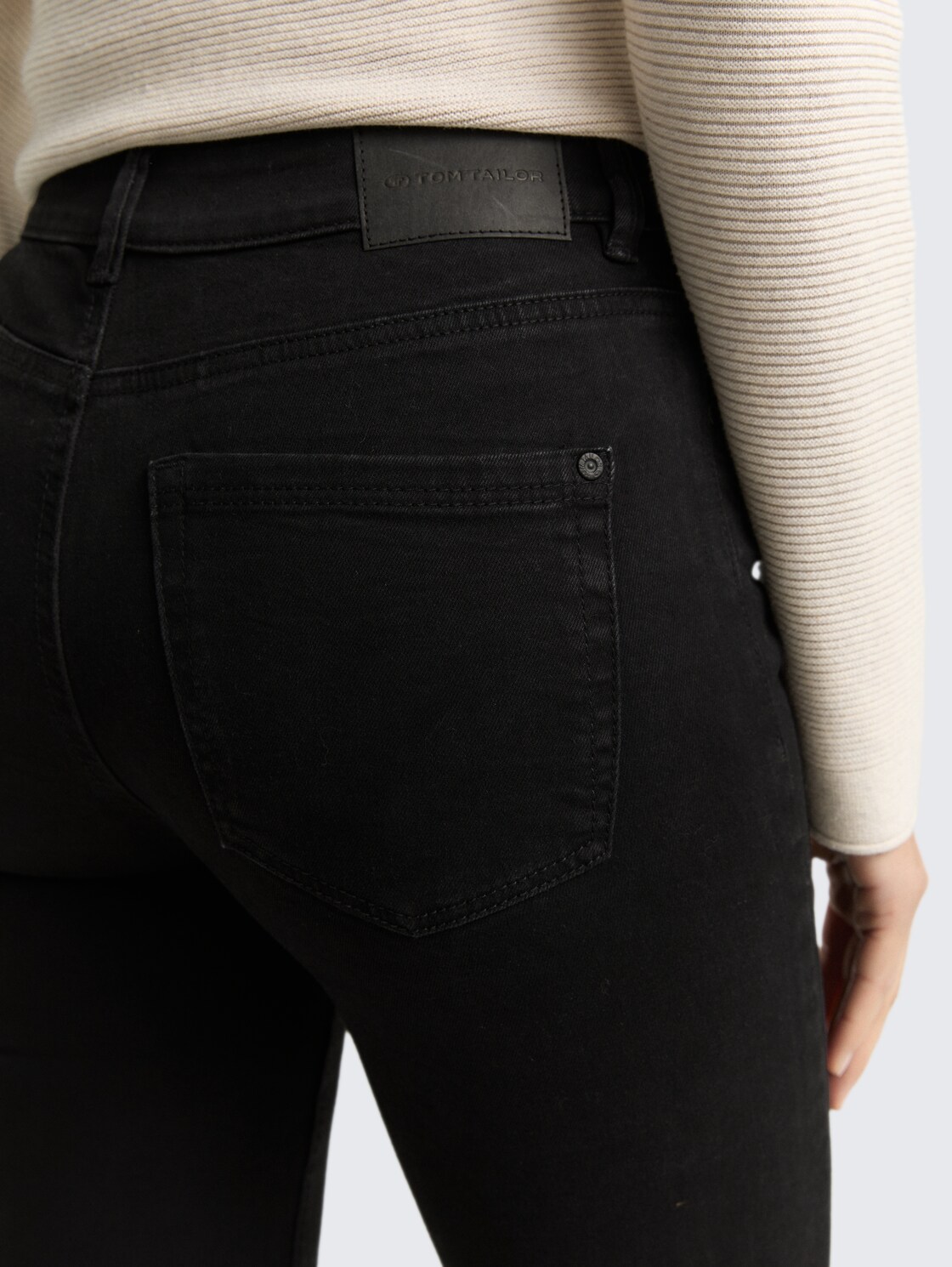 TTSTELLA BOOTCUT Jeans mit Stretch - black denim - Detail-Model-Ansicht