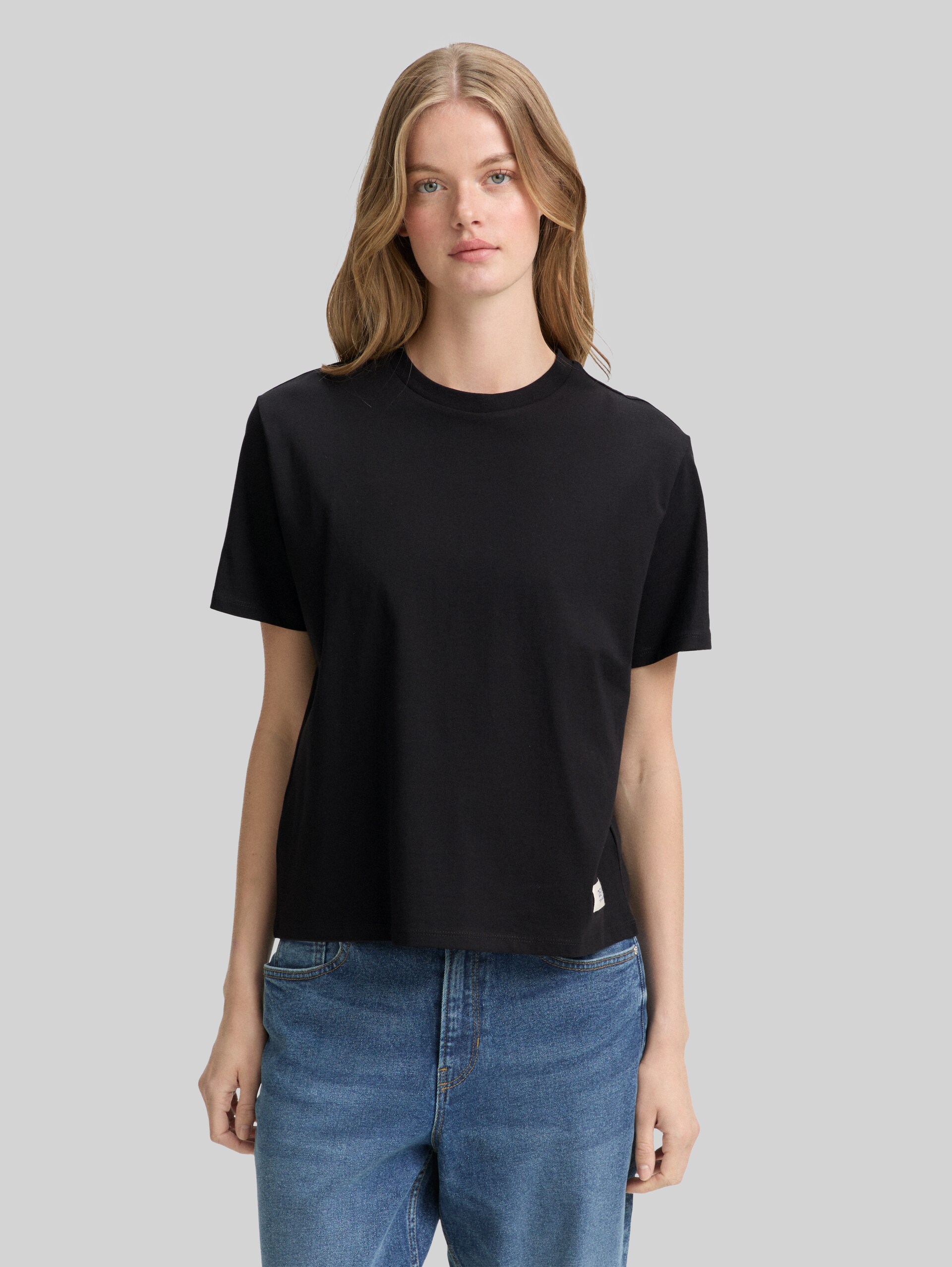 Boxy Fit T-Shirt - deep black - Ausschnitt Model-Vorderansicht