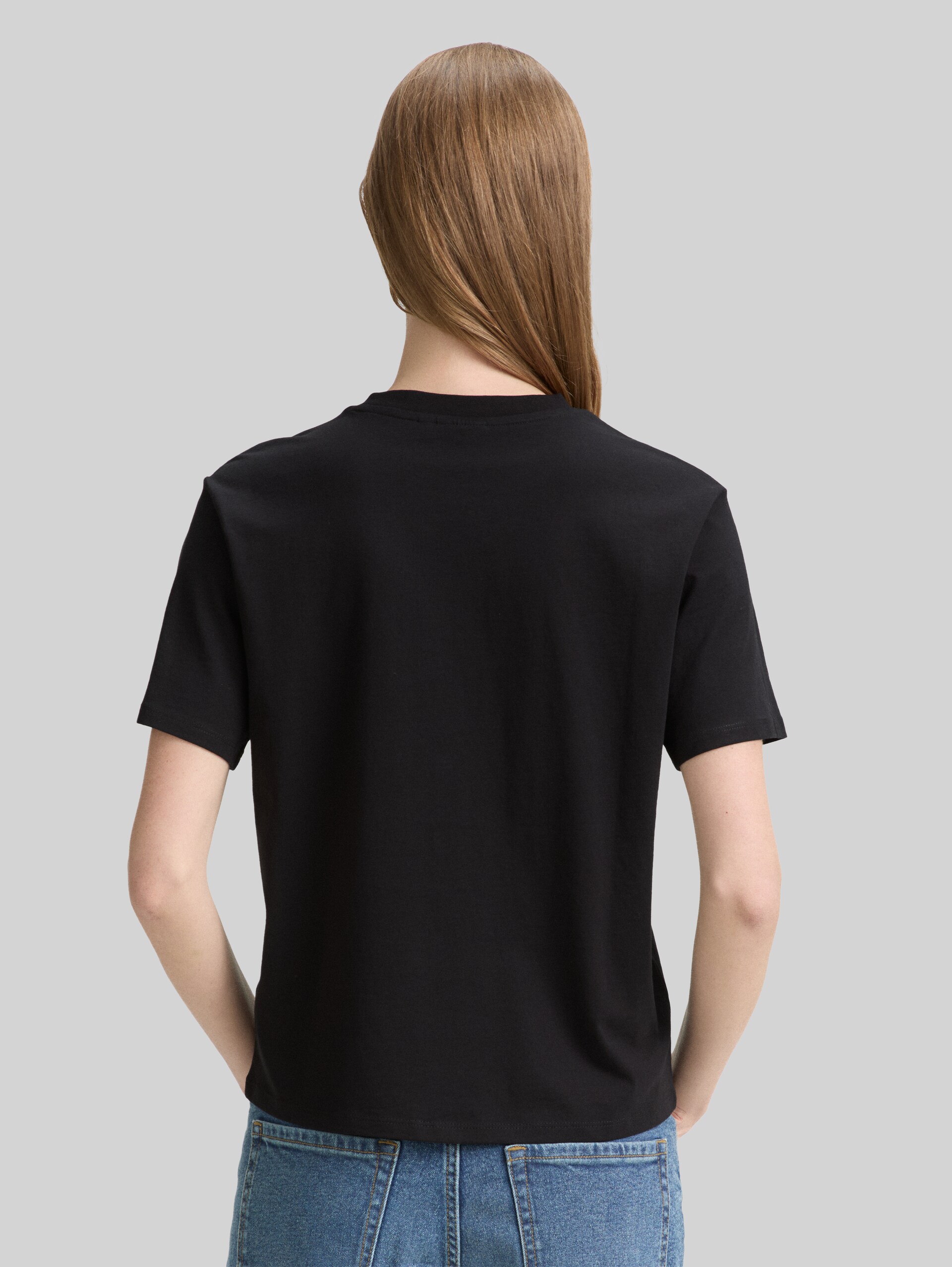 Boxy Fit T-Shirt - deep black - Auschnitt Model-Rückansicht