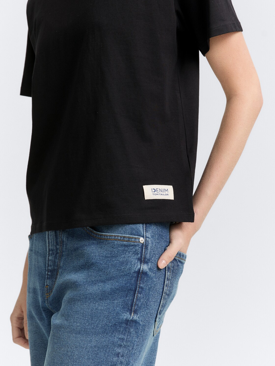 Boxy Fit T-Shirt - deep black - Detail-Model-Ansicht
