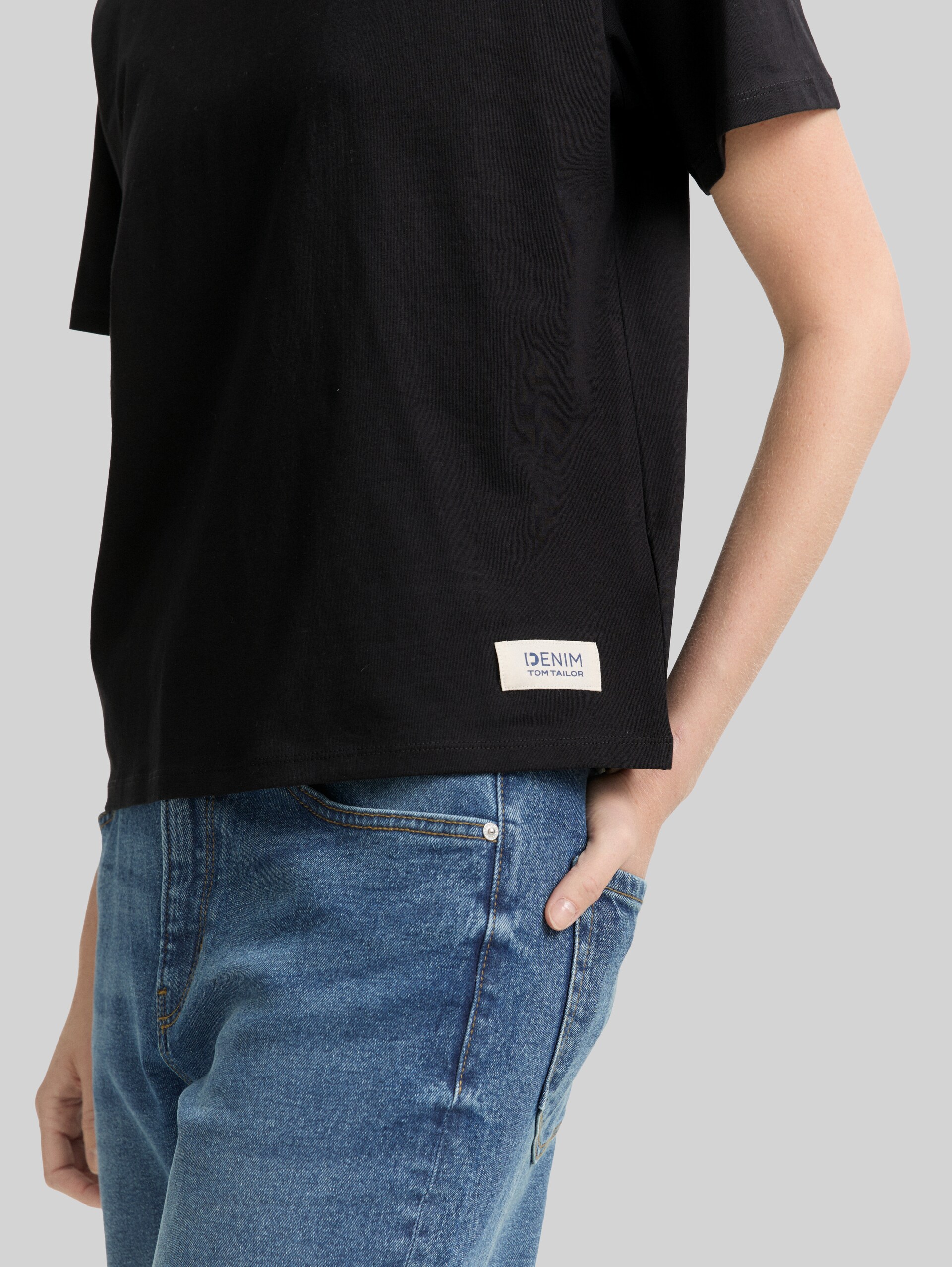 Boxy Fit T-Shirt - deep black - Detail-Model-Ansicht