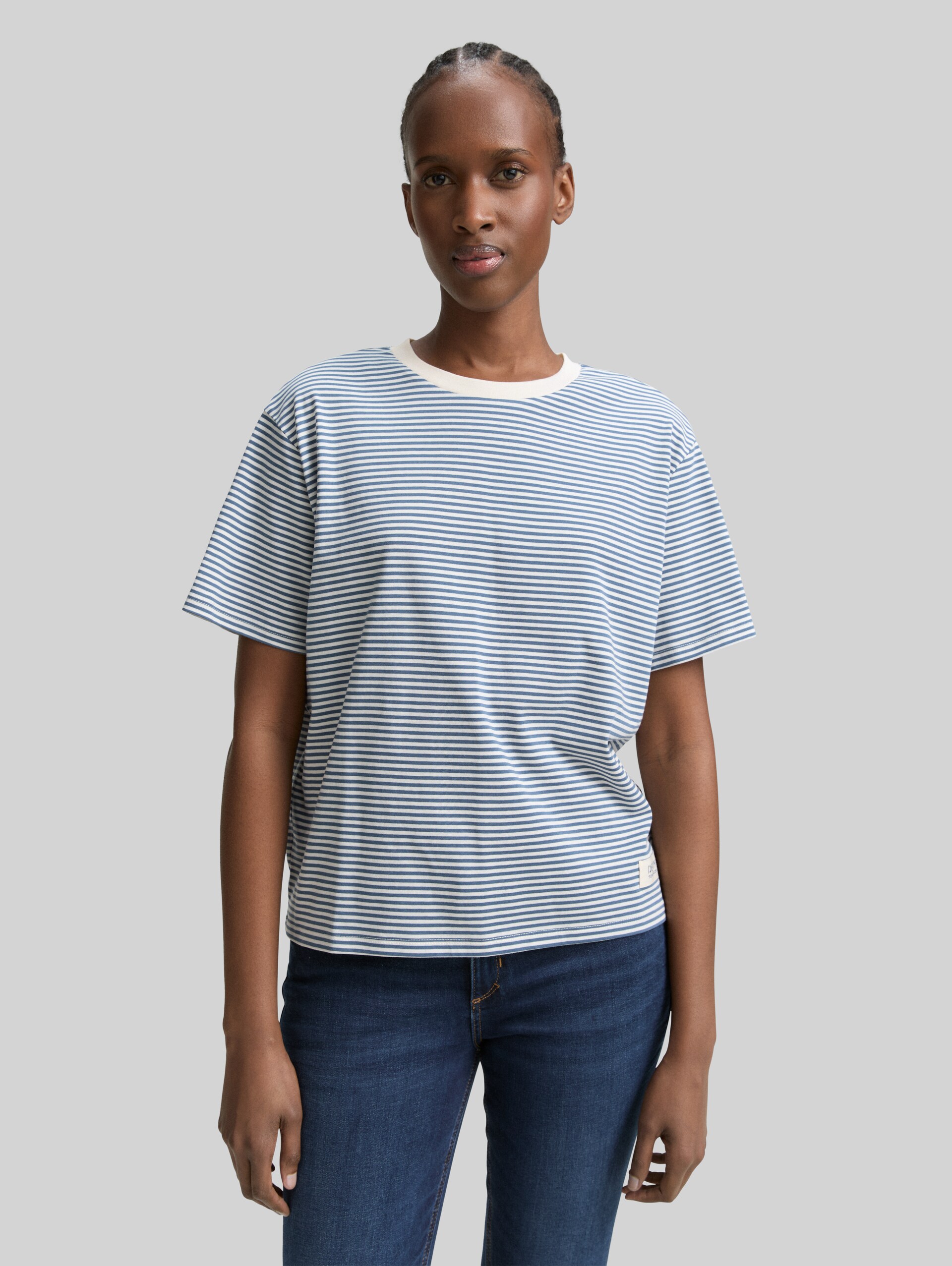 Boxy Fit T-Shirt - small dusty blue white stripe - Ausschnitt Model-Vorderansicht