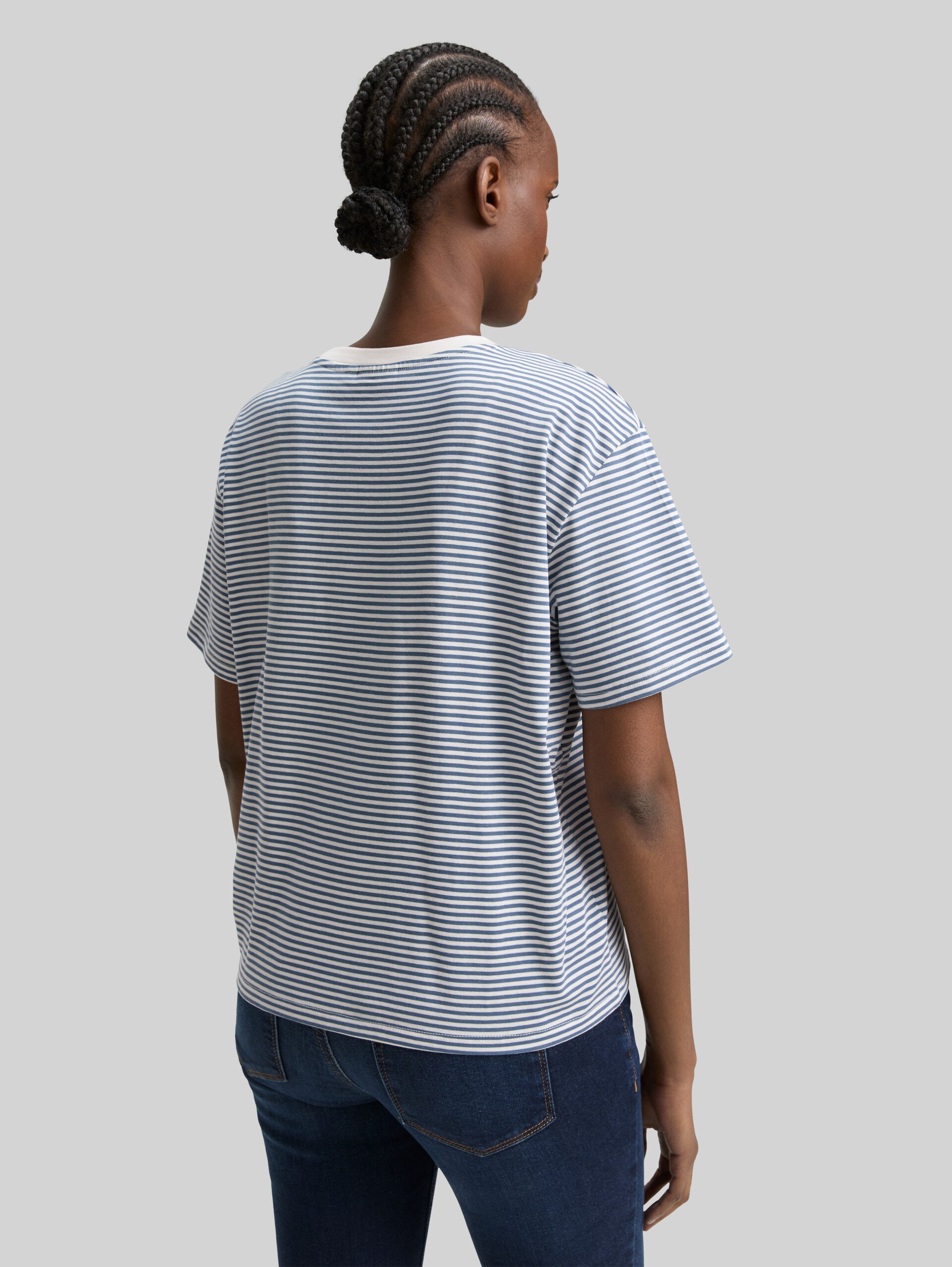 Boxy Fit T-Shirt - small dusty blue white stripe - Auschnitt Model-Rückansicht