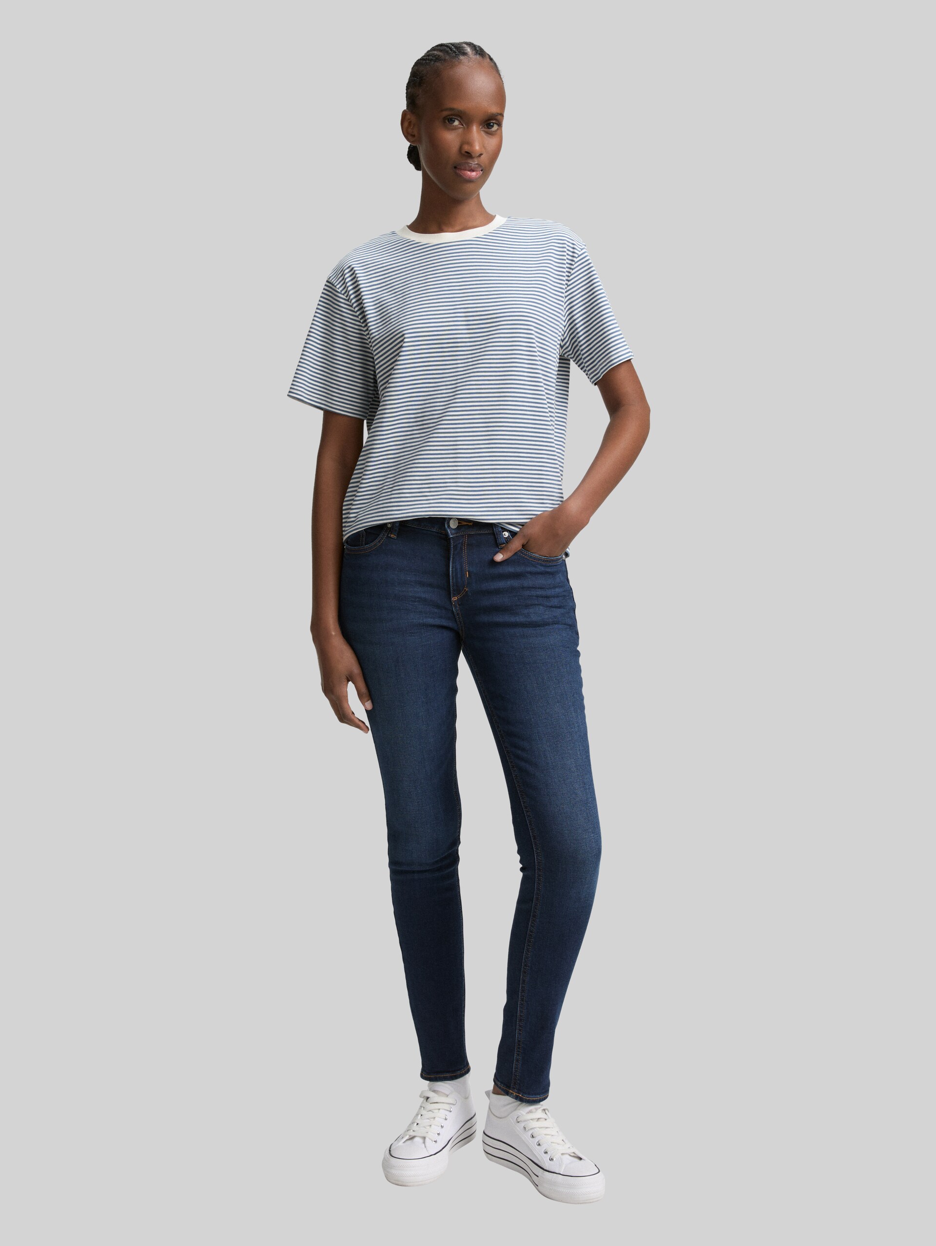 Boxy Fit T-Shirt - small dusty blue white stripe - Model-Vorderansicht