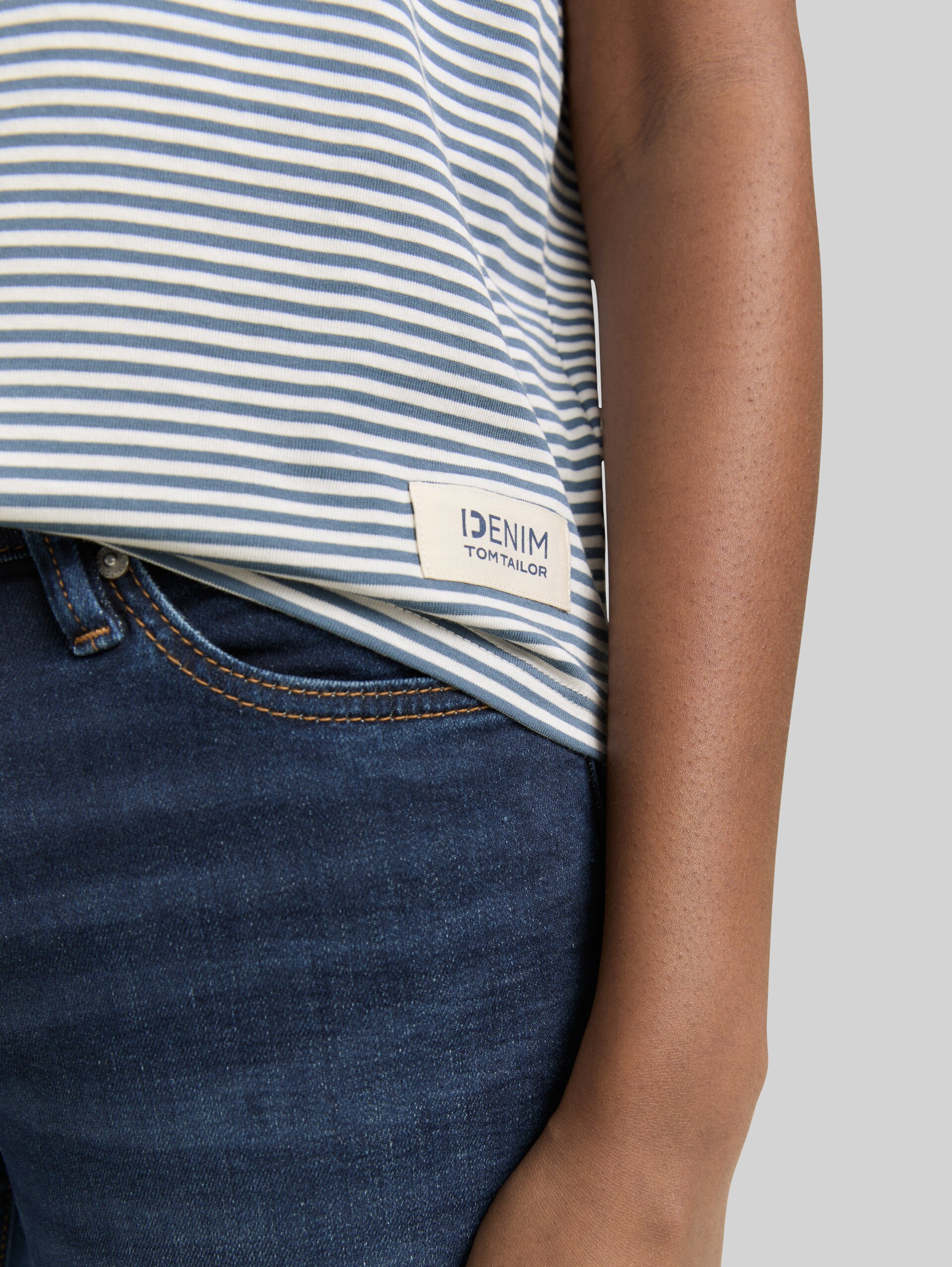 Boxy Fit T-Shirt - small dusty blue white stripe - Detail-Model-Ansicht
