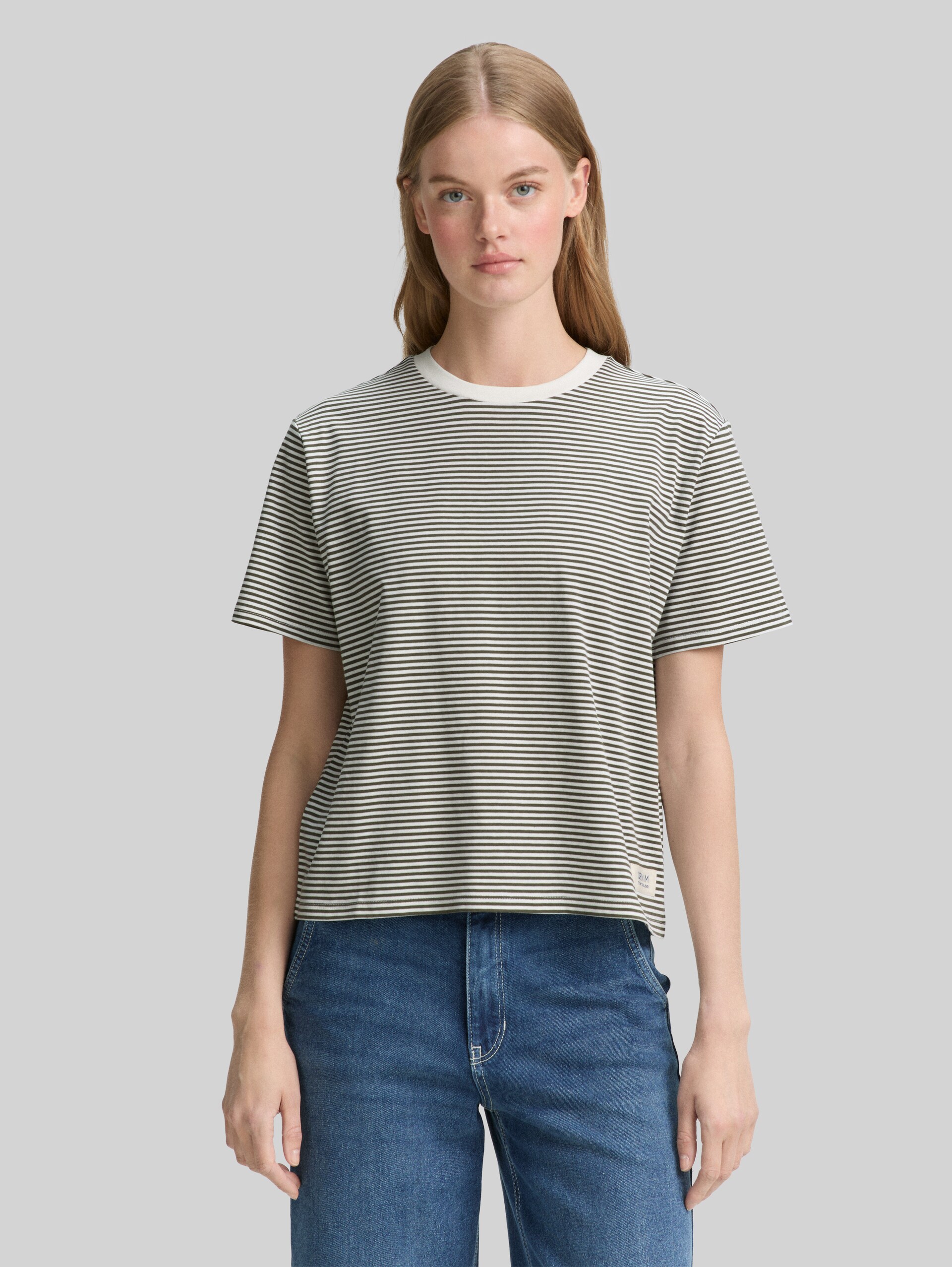 Boxy Fit T-shirt - small olive white stripe - Neckline model front view