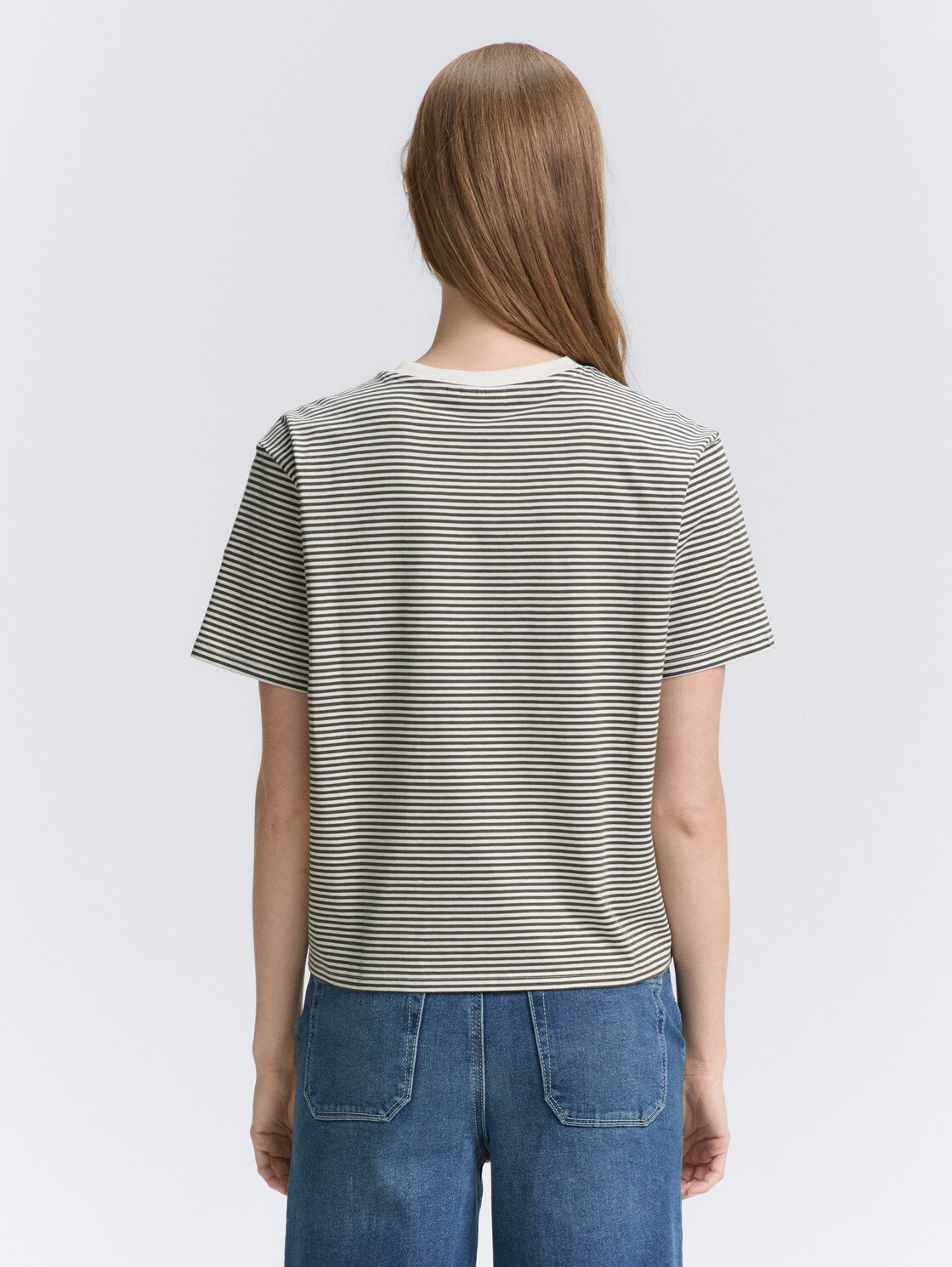 Boxy Fit T-Shirt - small olive white stripe - Auschnitt Model-Rückansicht